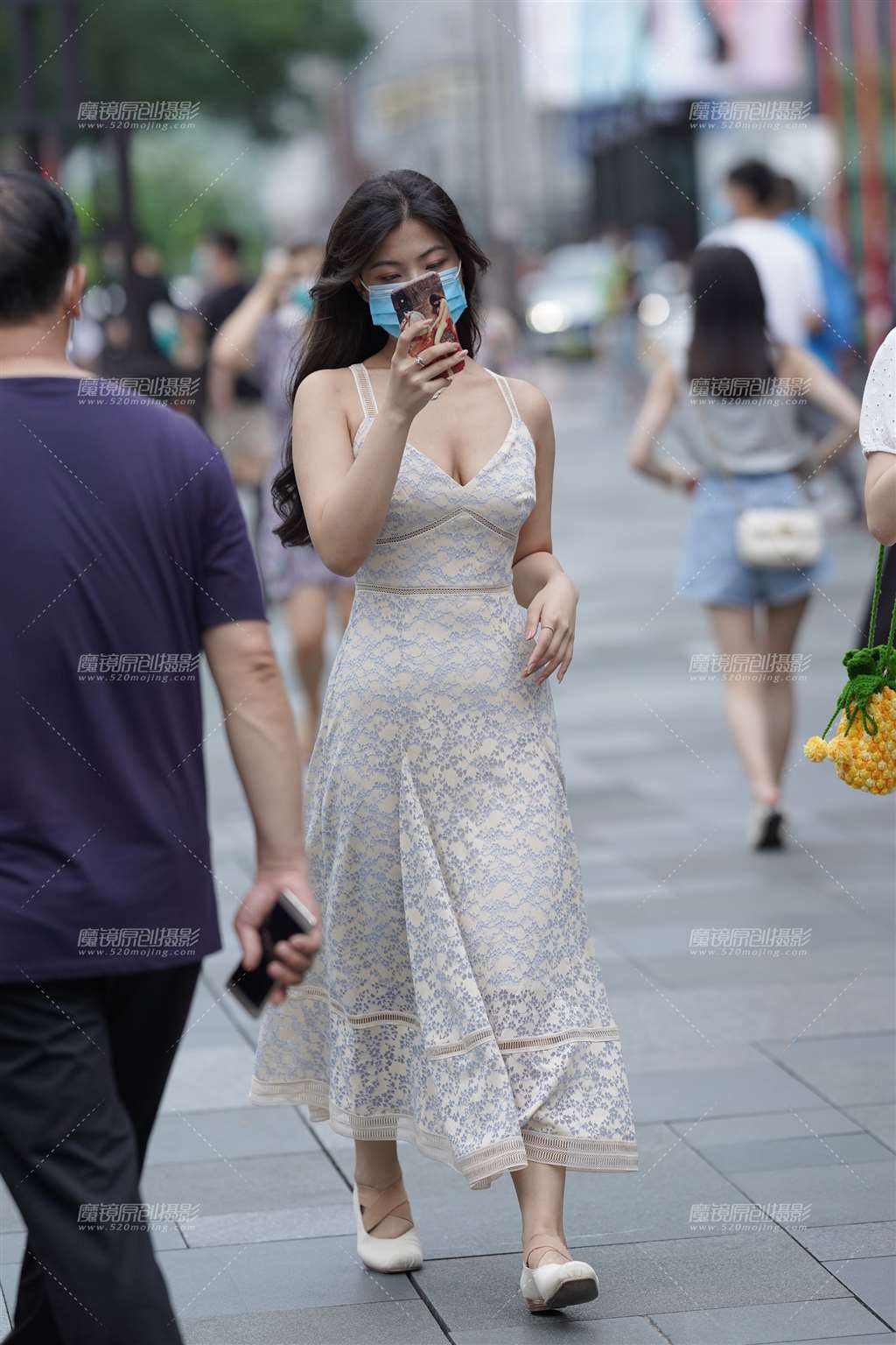 图片[4]-低胸吊带 随性-街拍流行馆