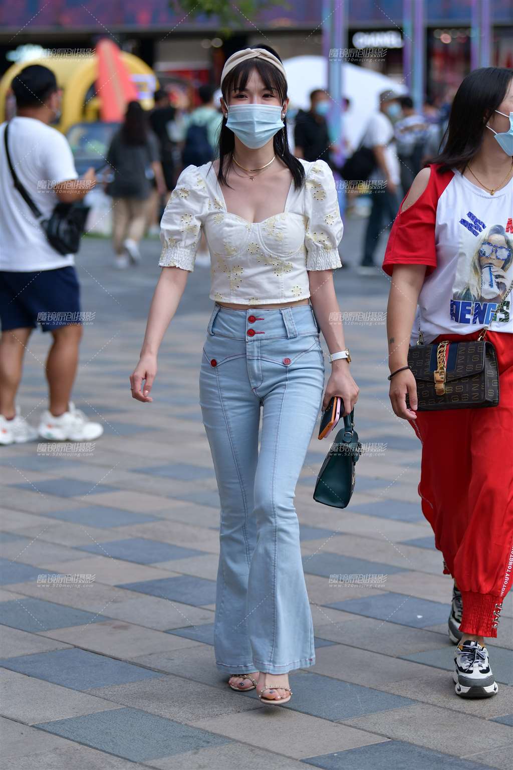 图片[1]-第1803篇牛仔阔腿裤美女-街拍流行馆
