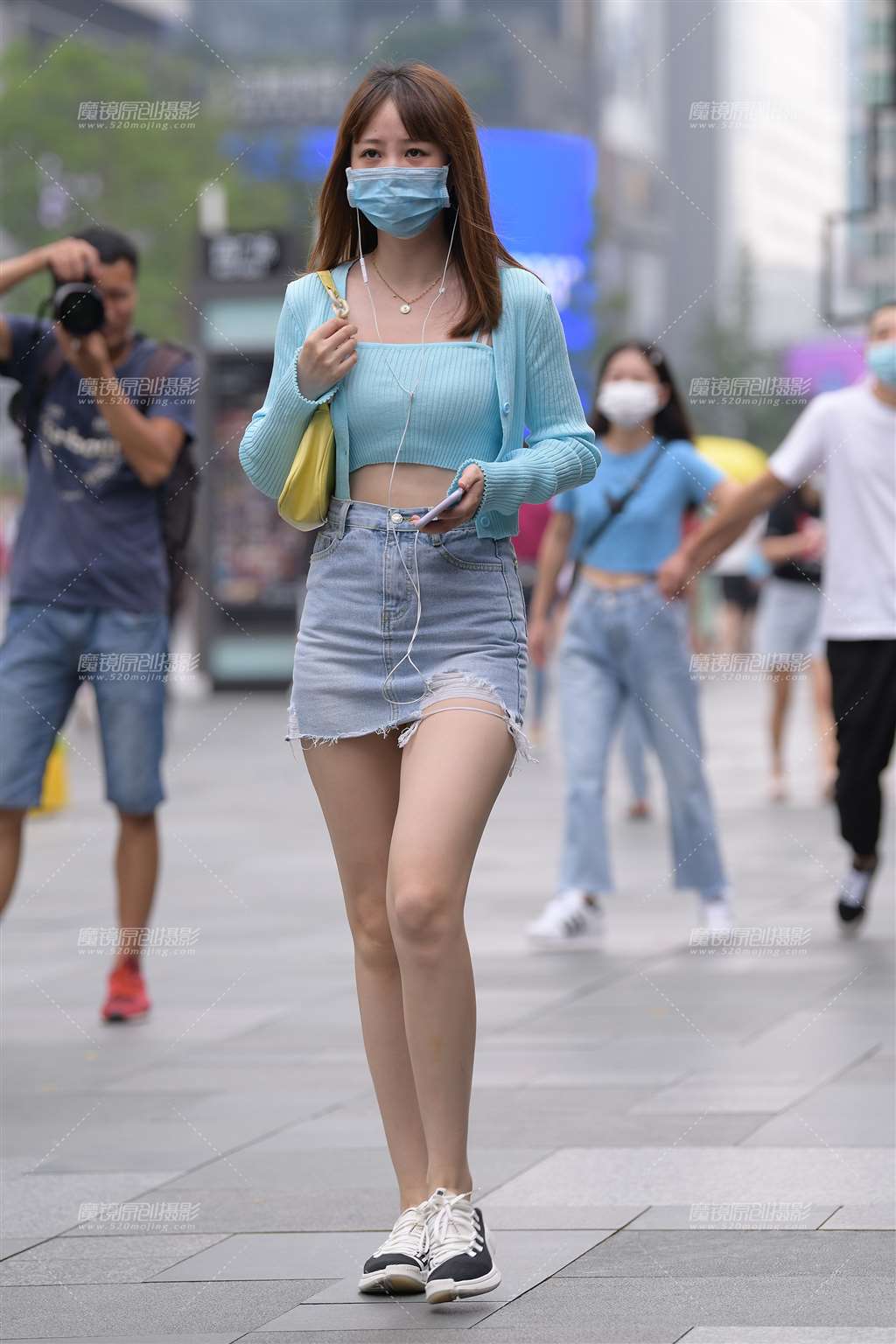 图片[4]-玉腿-牛仔短裙美眉-街拍流行馆