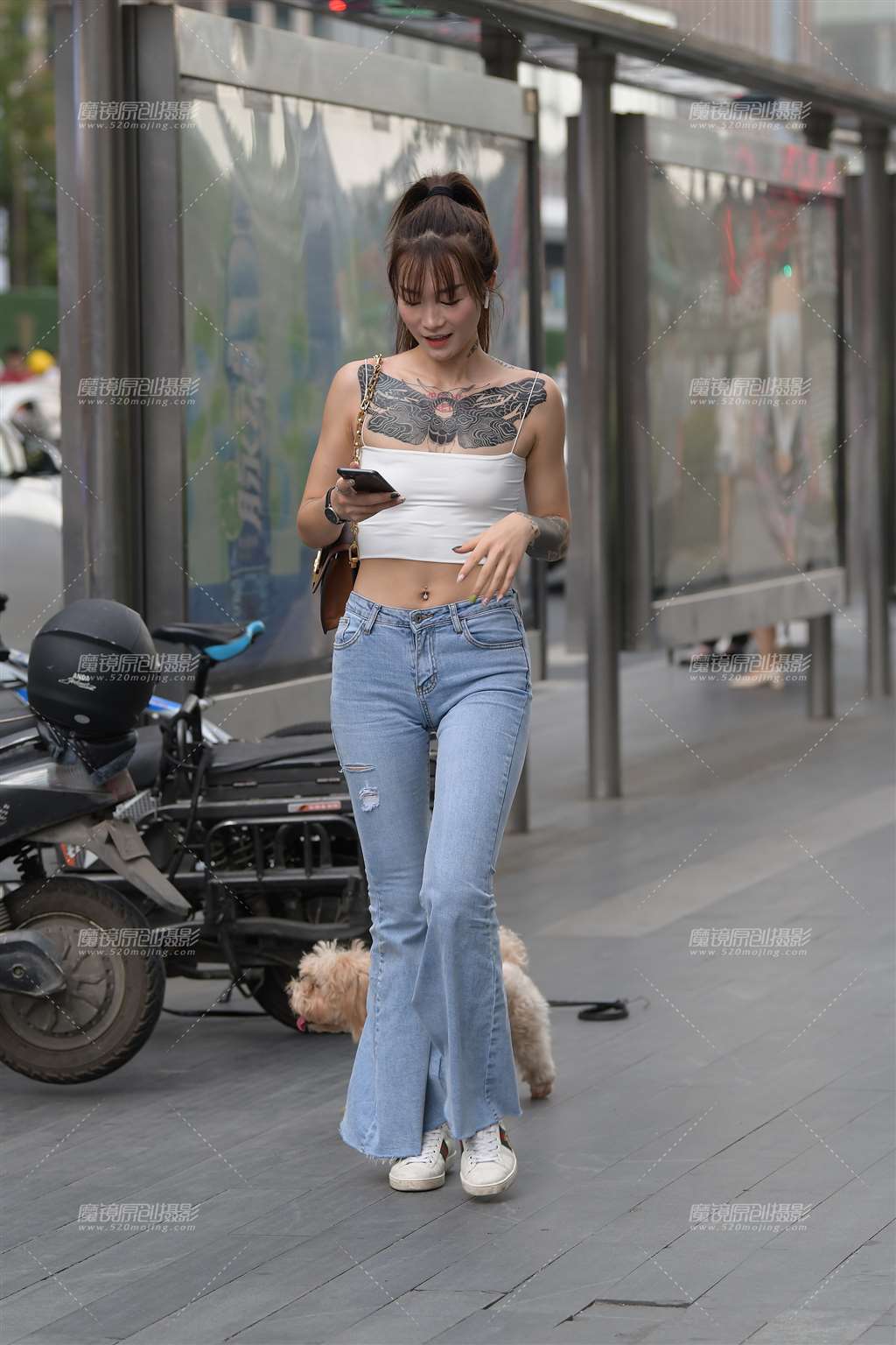 图片[1]-紧牛美女与狗狗~-街拍流行馆