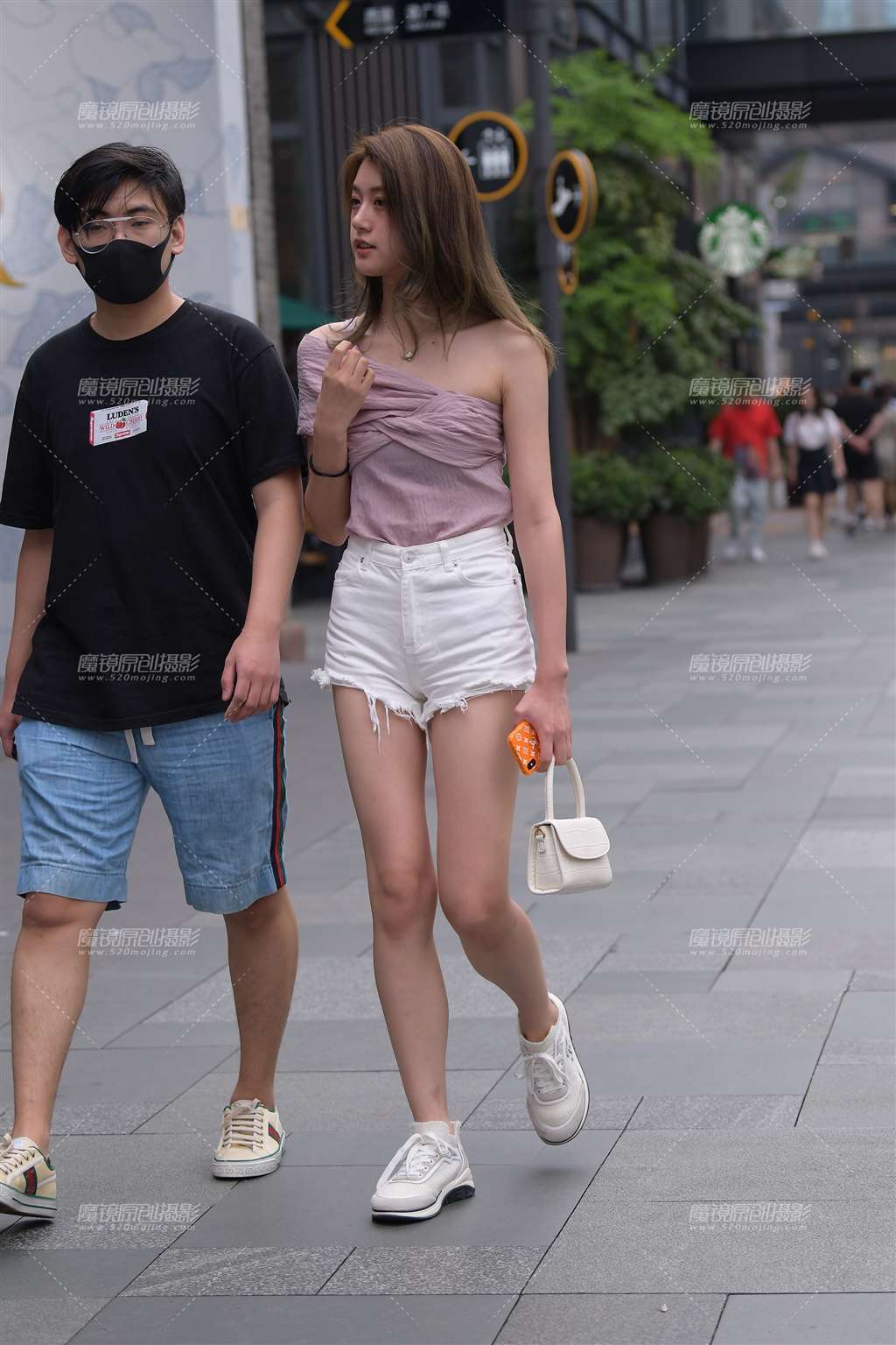 图片[1]-白热裤，大长腿美眉-街拍流行馆