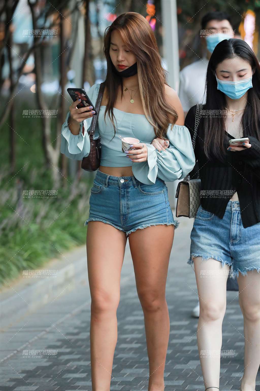 图片[1]-古铜肤色热裤小姐姐-街拍流行馆