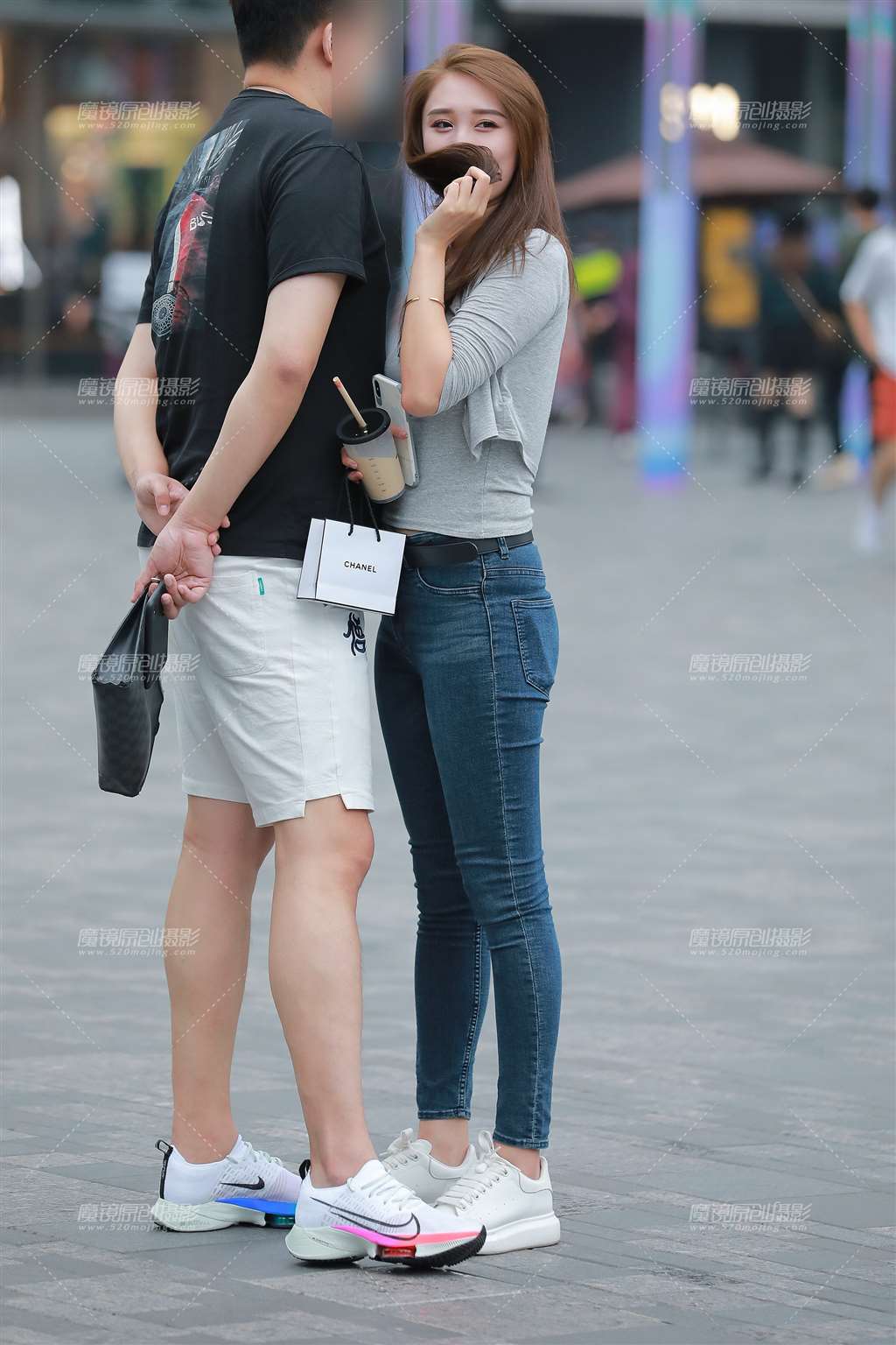 图片[1]-紧身牛仔裤女友-街拍流行馆