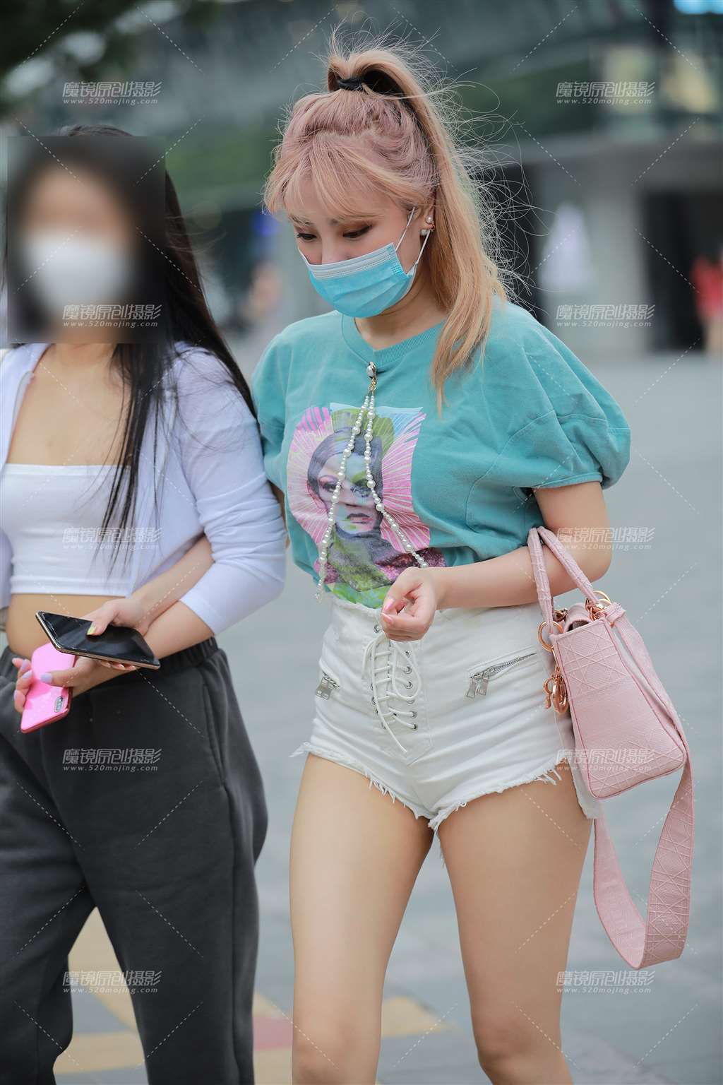 图片[1]-白色热裤Y Y闺蜜-街拍流行馆