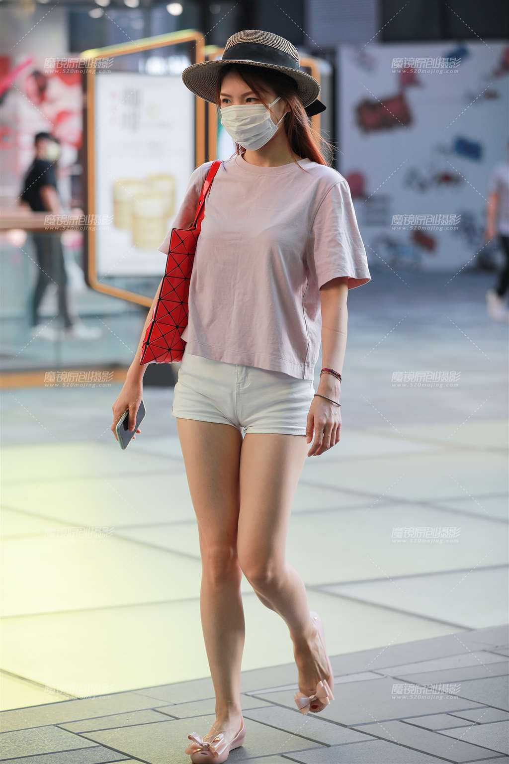 图片[1]-白色热裤Y Y小姐姐-街拍流行馆