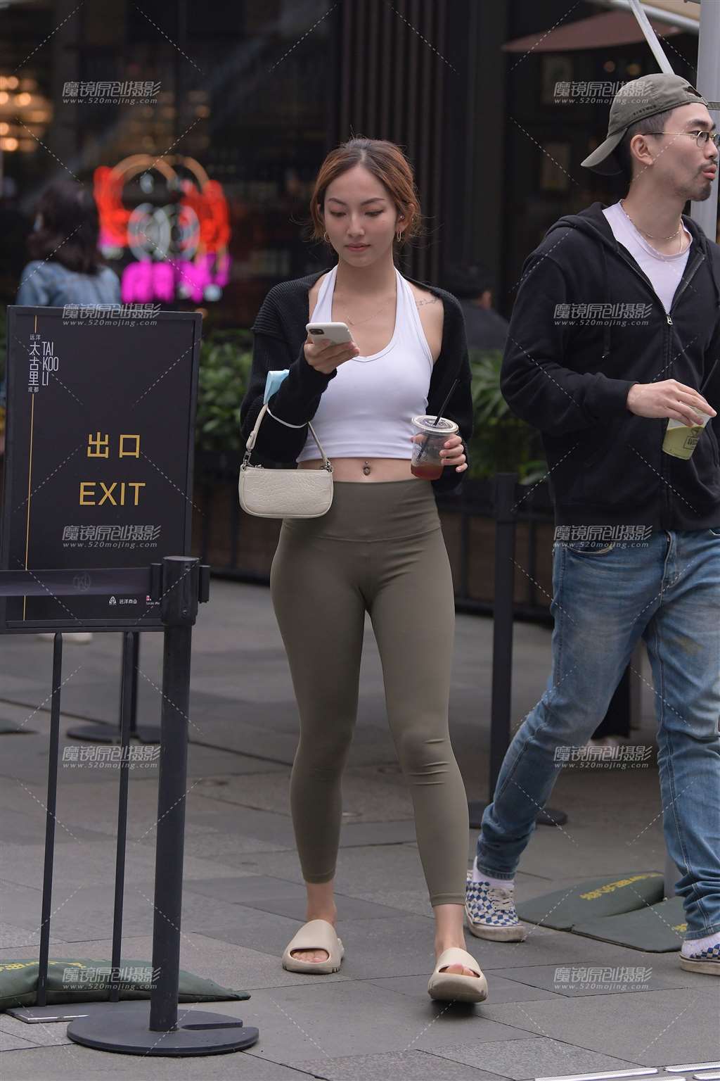 图片[1]-肉感紧身裤美女-街拍流行馆