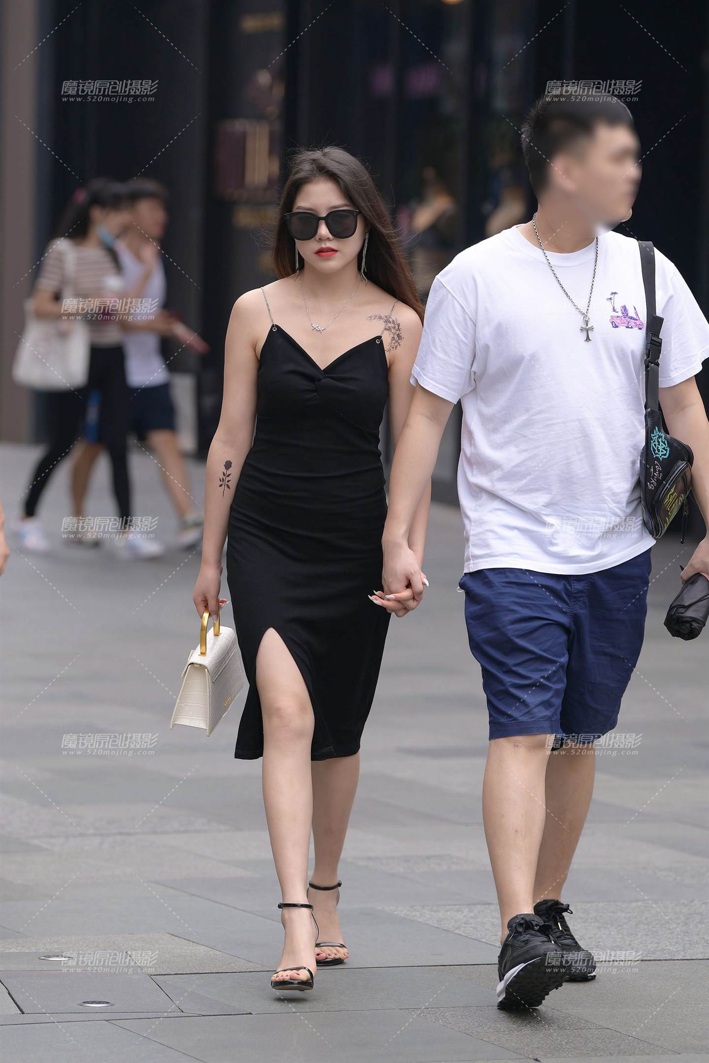 图片[1]-性感的吊带开叉裙美女-街拍流行馆