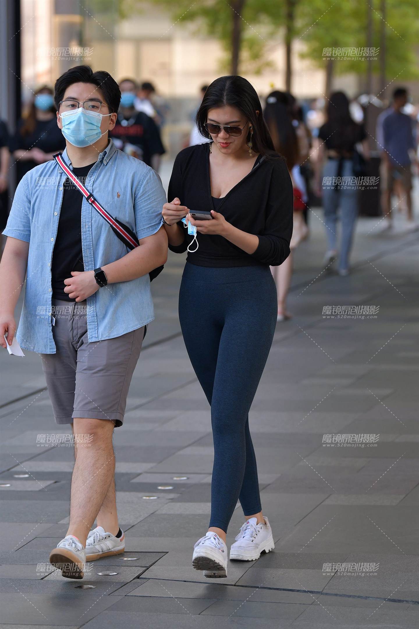 图片[1]-深V性感紧身裤美女-街拍流行馆