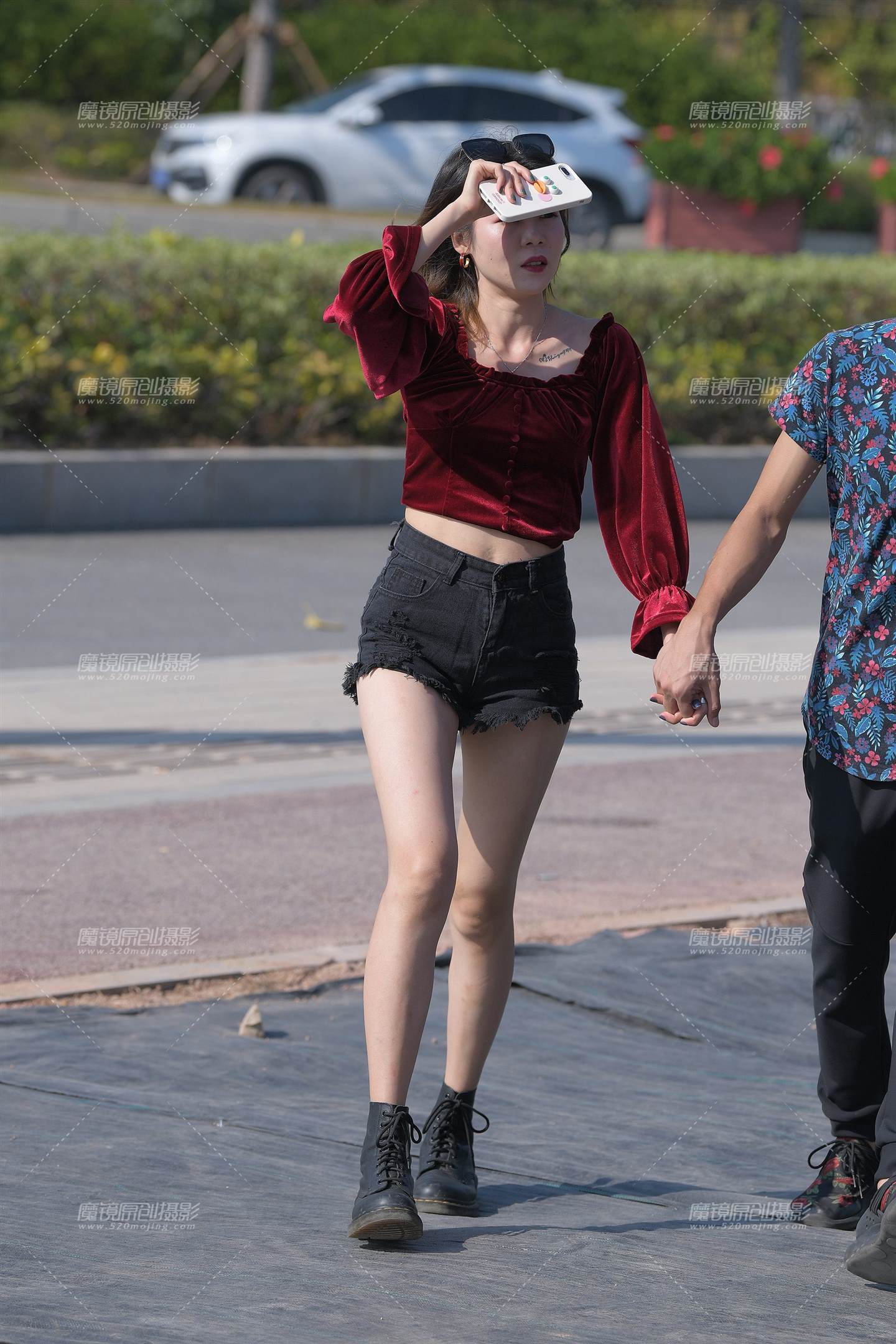 图片[1]-热裤大白腿美女-街拍流行馆