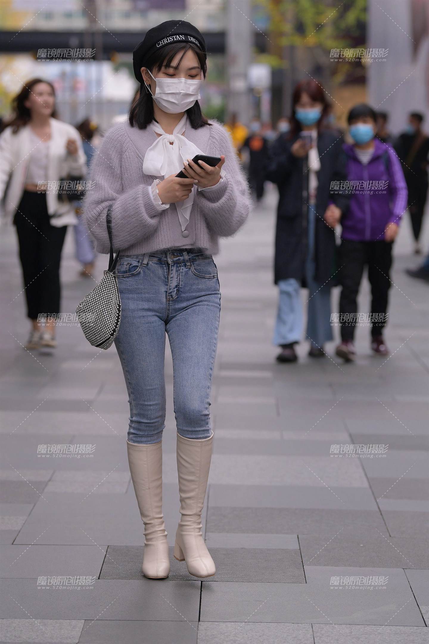 图片[1]-紧牛的清秀小姐姐-街拍流行馆