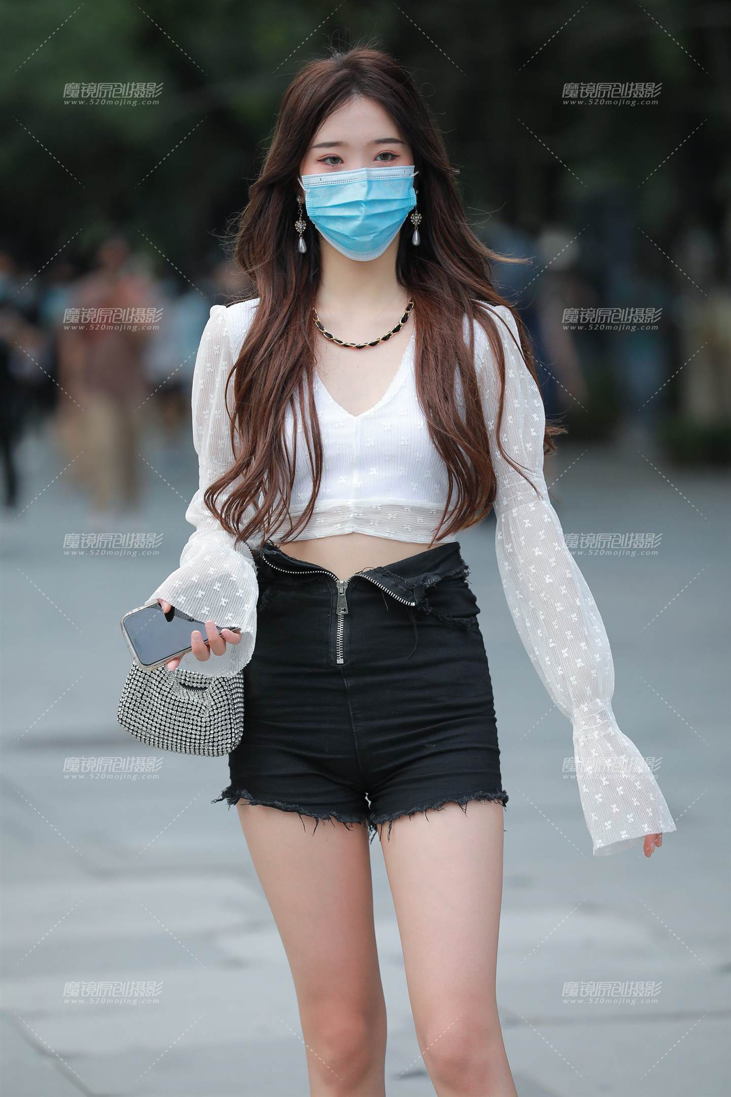 图片[1]-黑色热裤美眉-街拍流行馆