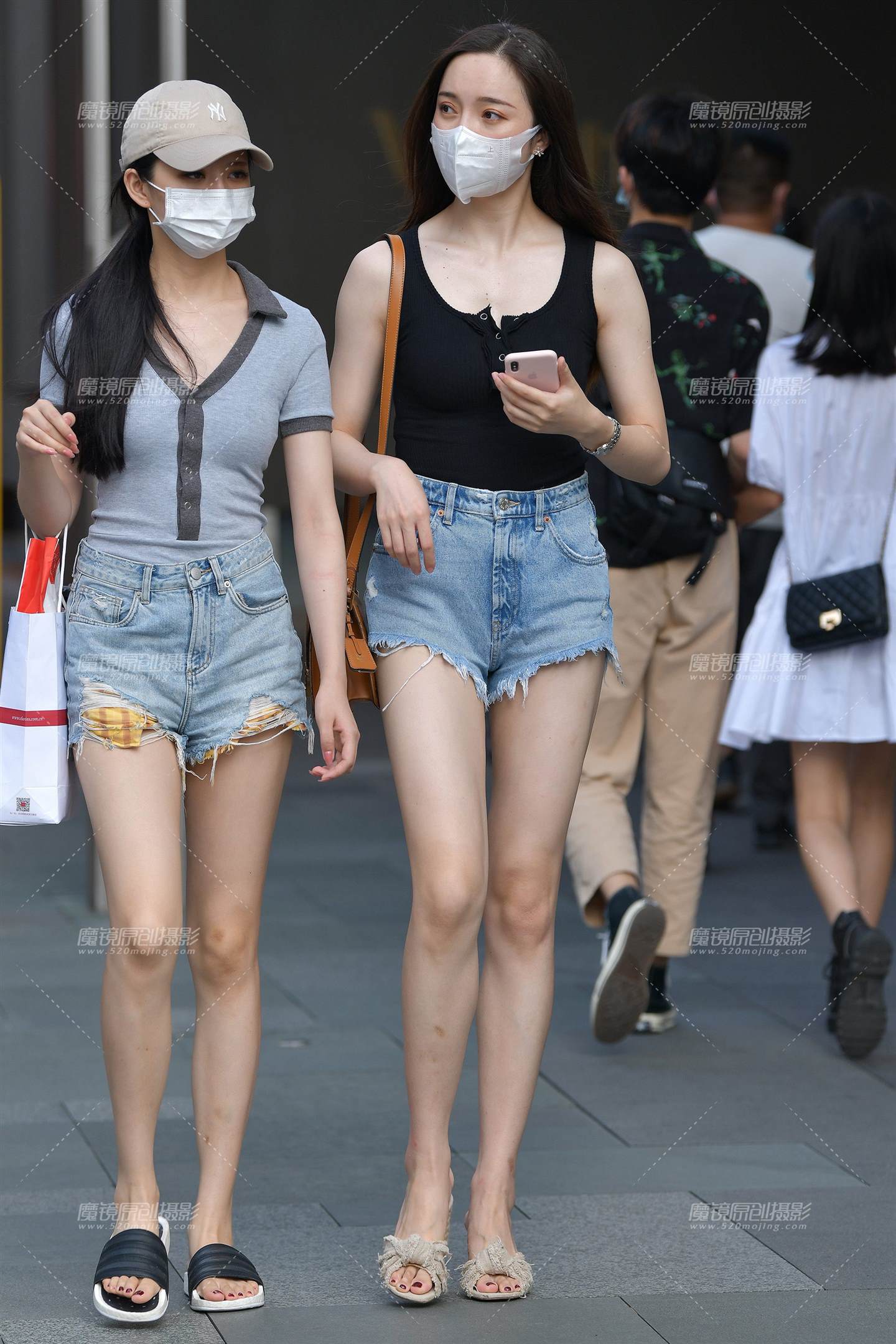 图片[1]-白皙热裤长腿美女-街拍流行馆