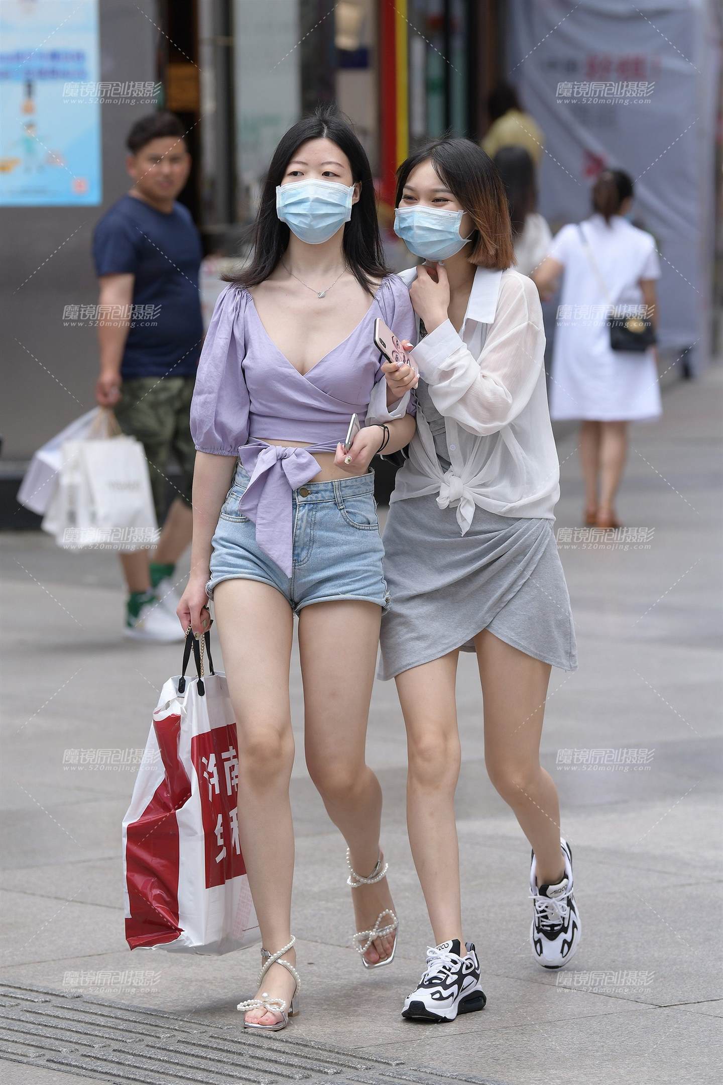 图片[1]-性感的单眼皮热裤女孩-街拍流行馆