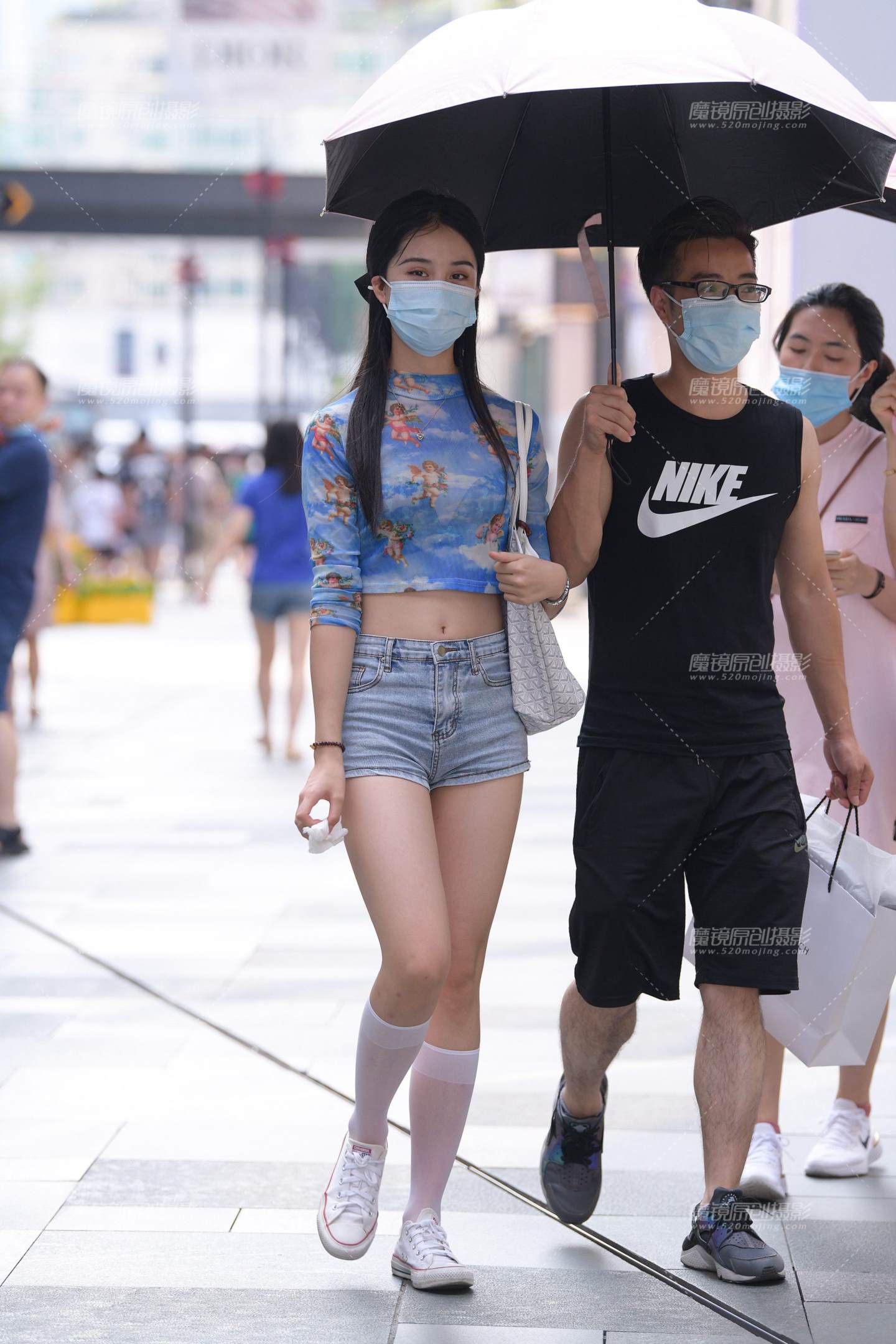 图片[1]-喜欢看露肚脐的热裤美女-街拍流行馆