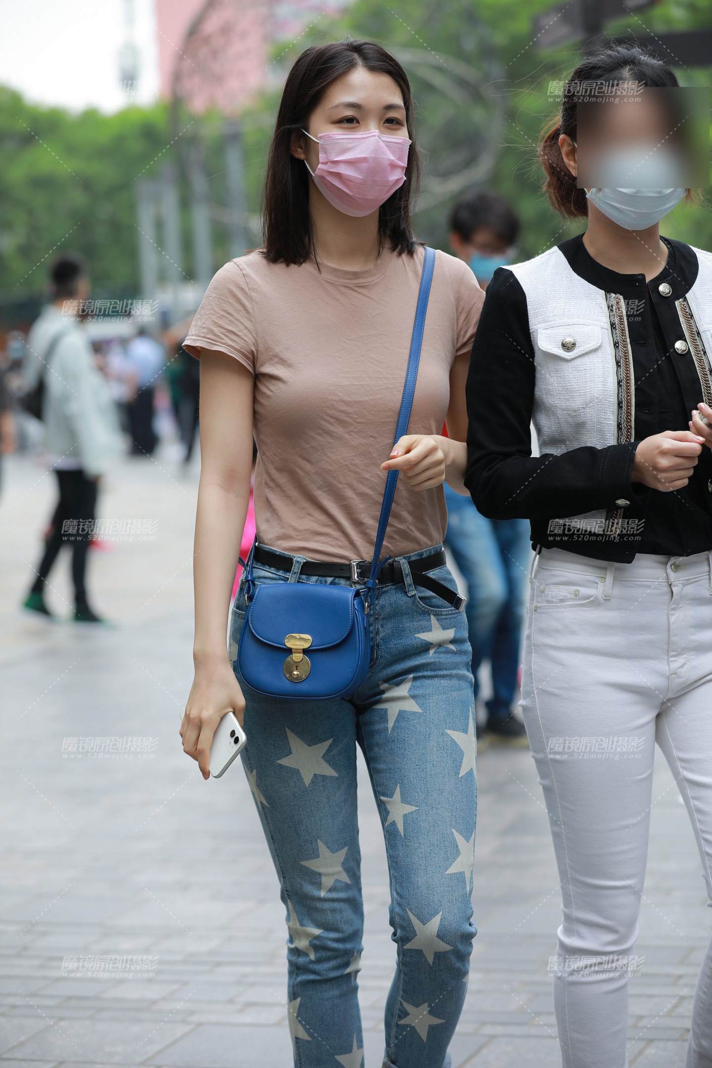 图片[1]-紧身牛仔裤闺蜜-街拍流行馆