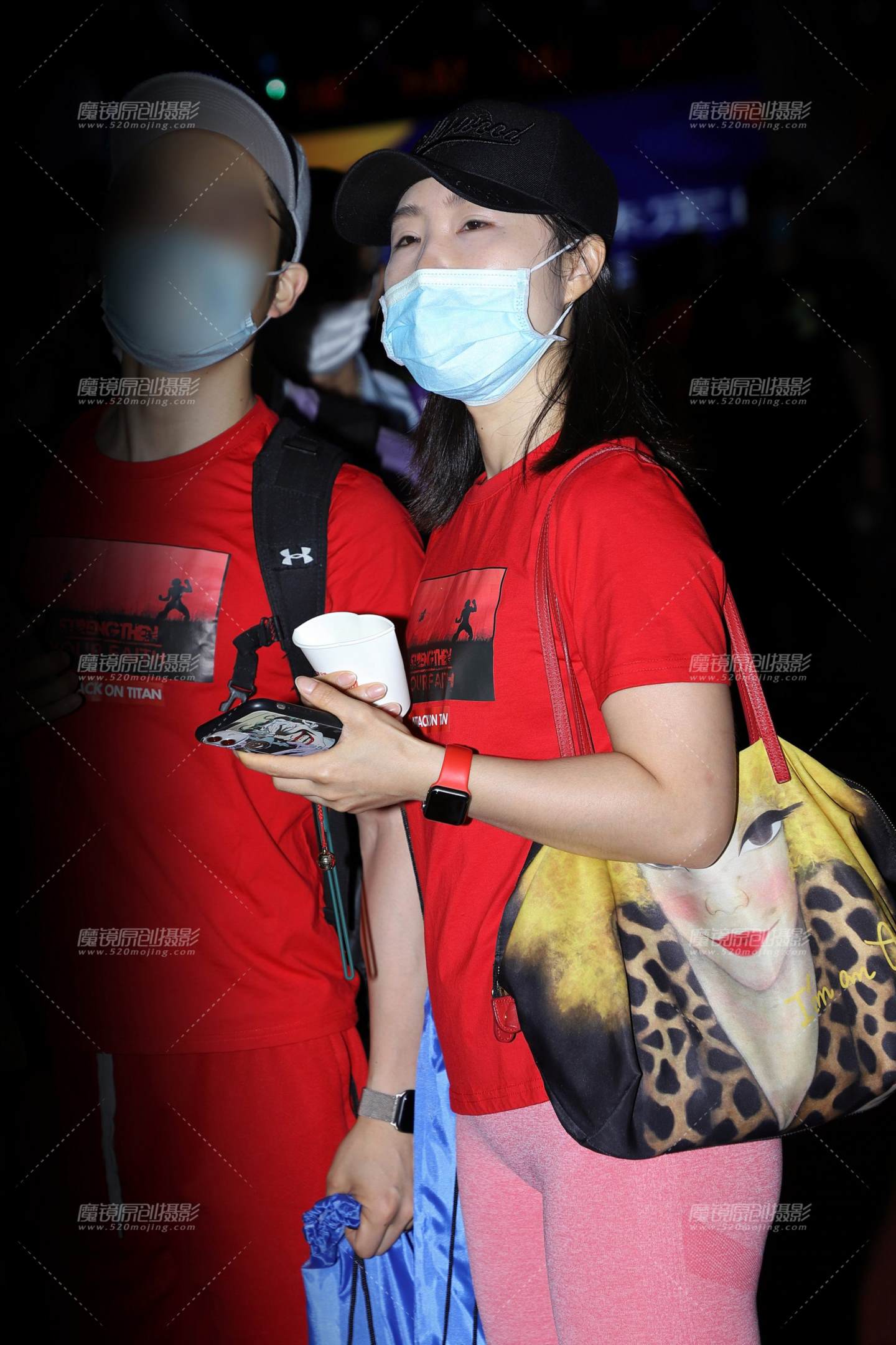 图片[5]-黑帽红衣粉色紧身裤-街拍流行馆