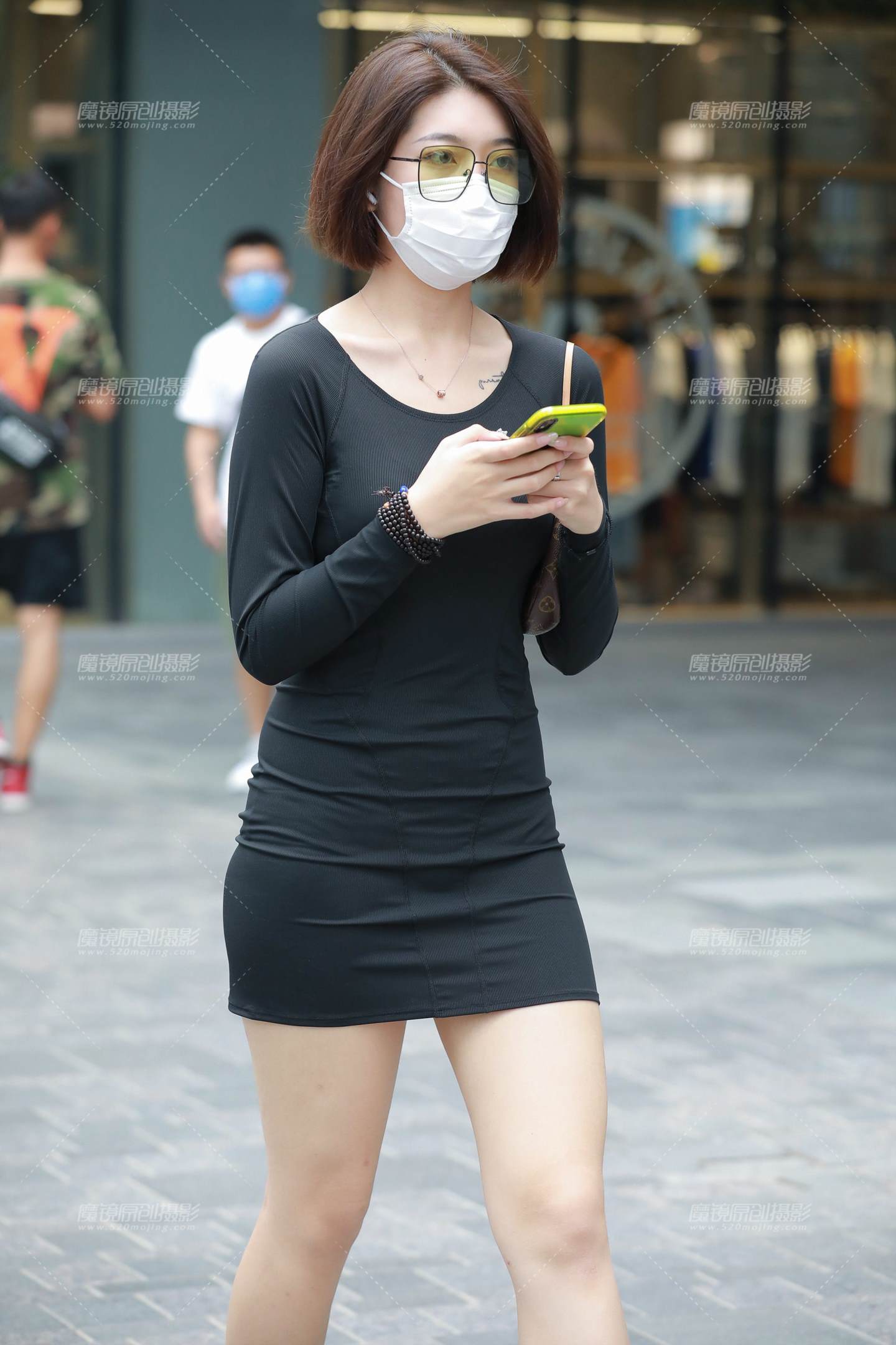 图片[1]-黑色性感包臀裙美眉-街拍流行馆