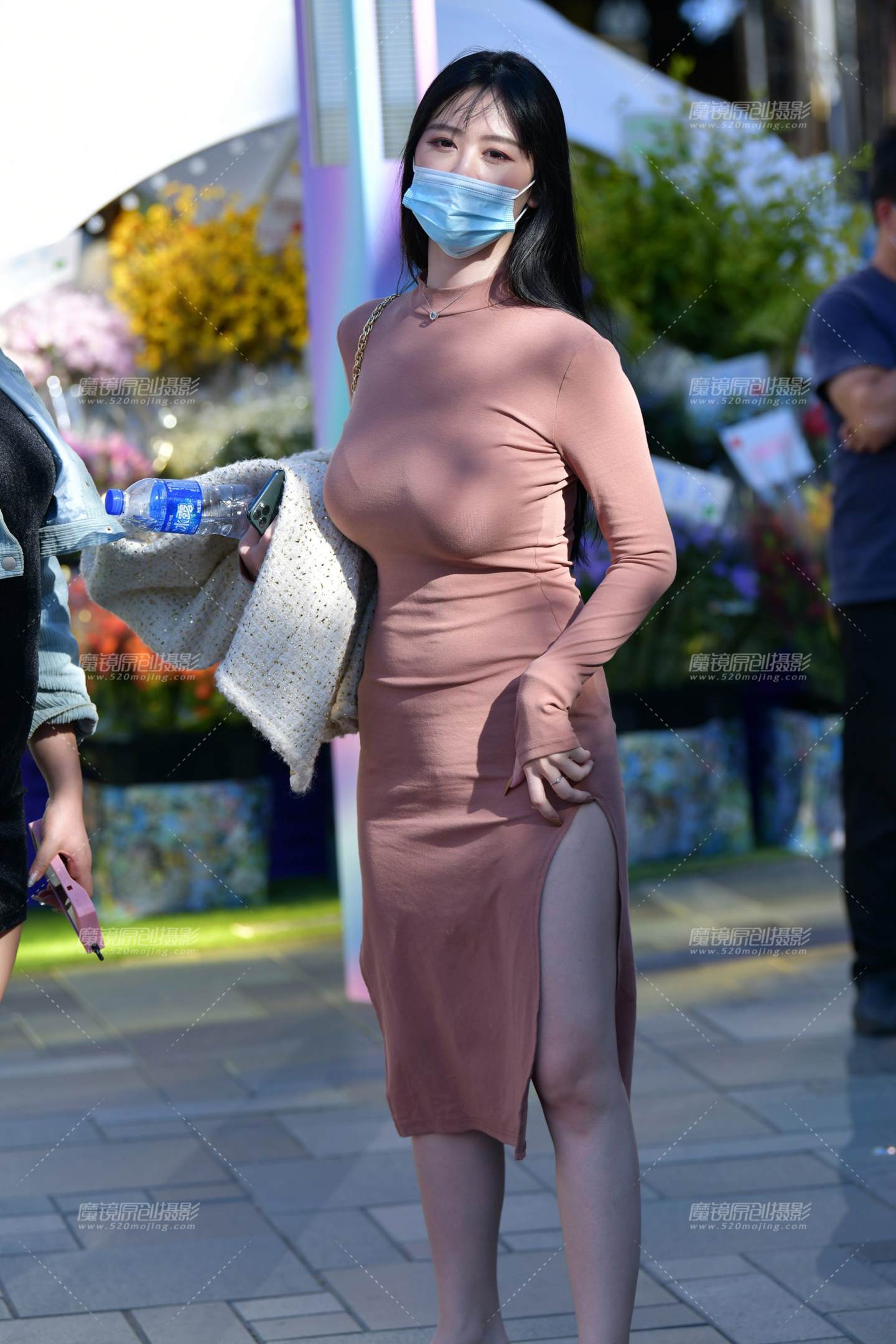 图片[1]-针织裙气质美女-街拍流行馆