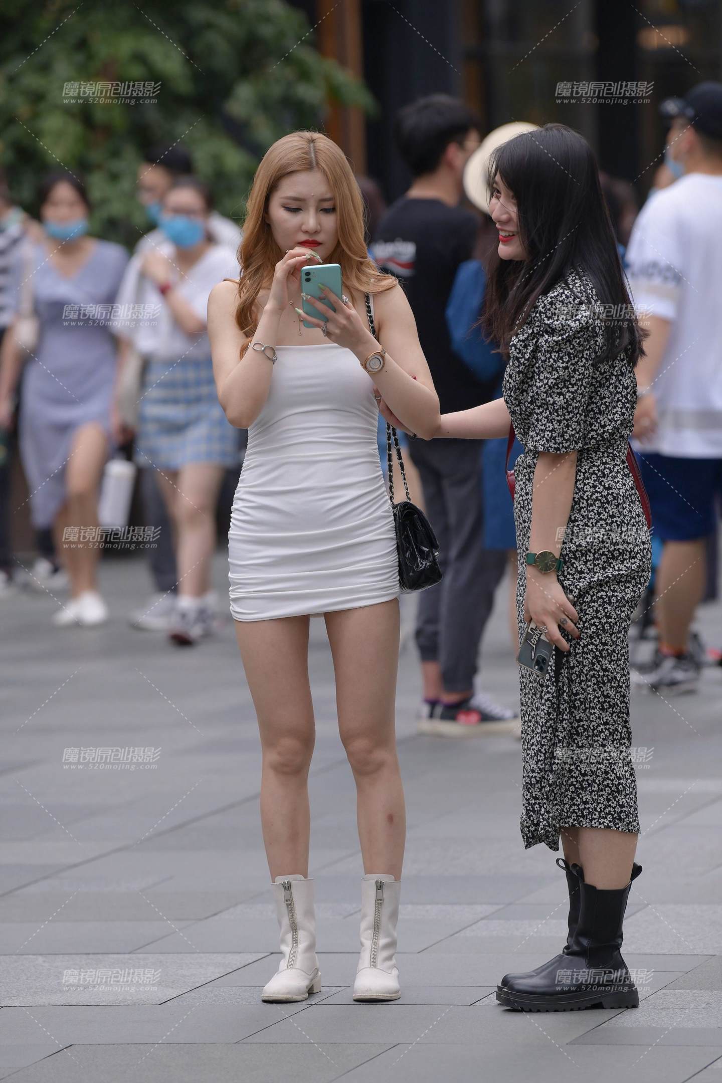 图片[1]-裹胸包臀裙美女-街拍流行馆