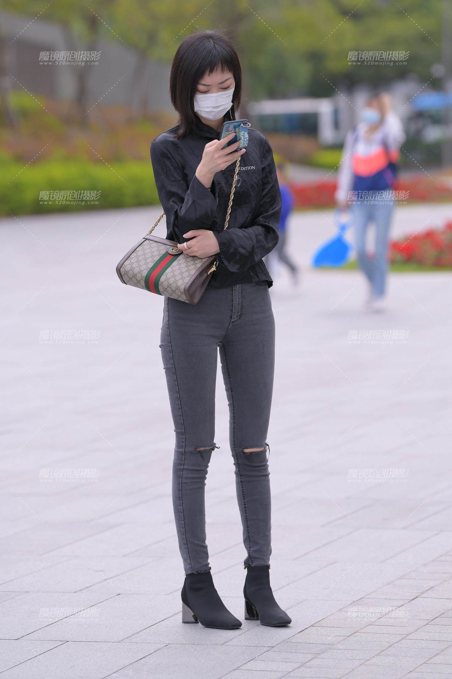 图片[1]-似乎在等人的紧牛小姐姐-街拍流行馆