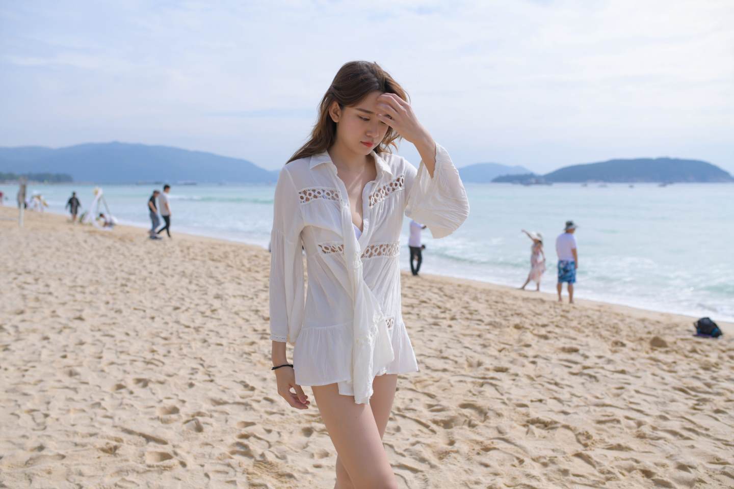 图片[1]-【红石旅拍摄影作品】海边的白色比基尼长腿女孩-街拍流行馆