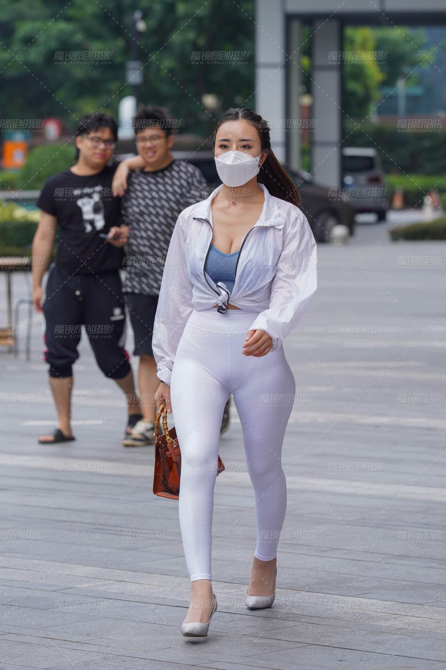 图片[1]-【凯恩摄影作品】白裤女人-街拍流行馆