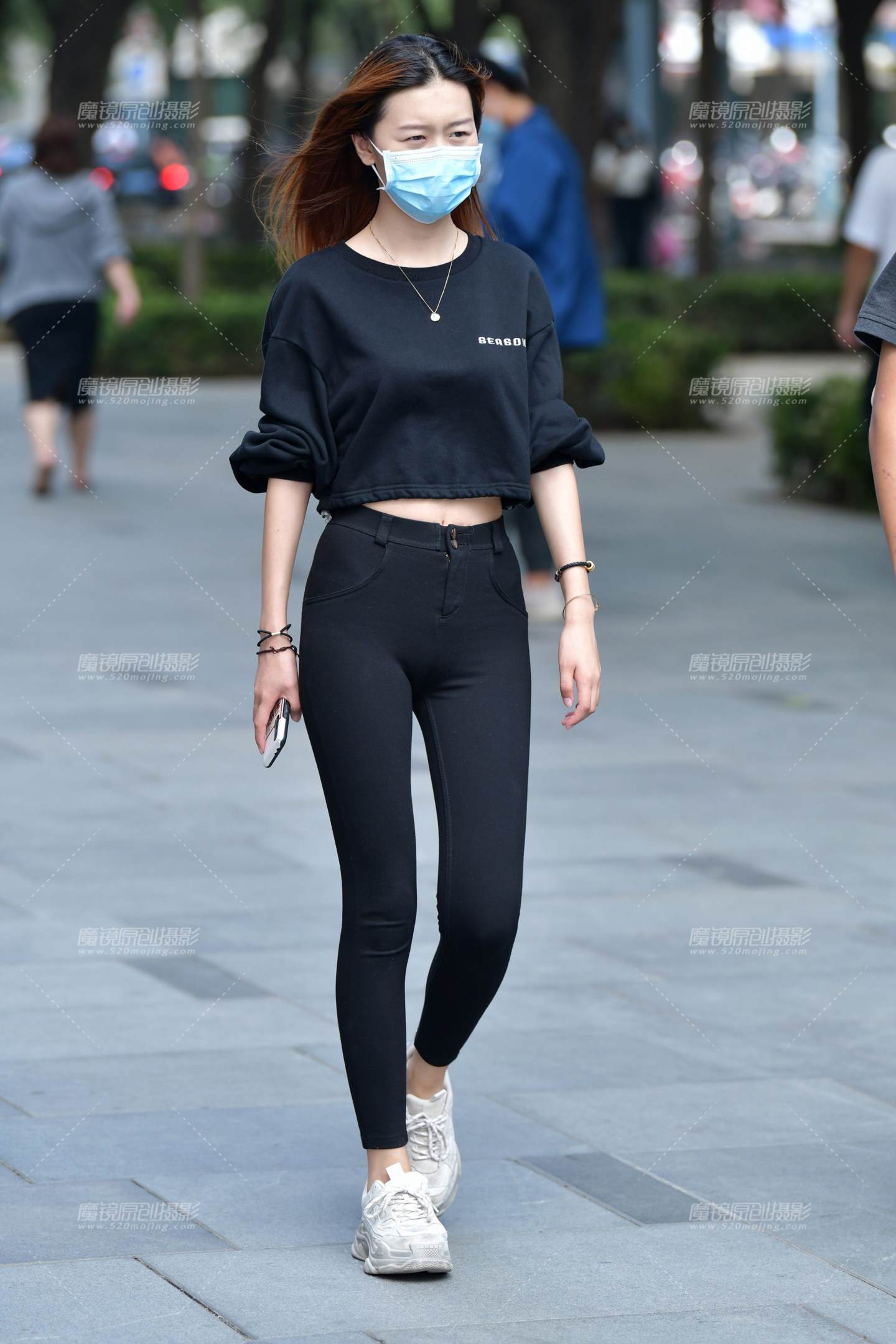 图片[1]-苗条紧身黑裤小妹-街拍流行馆