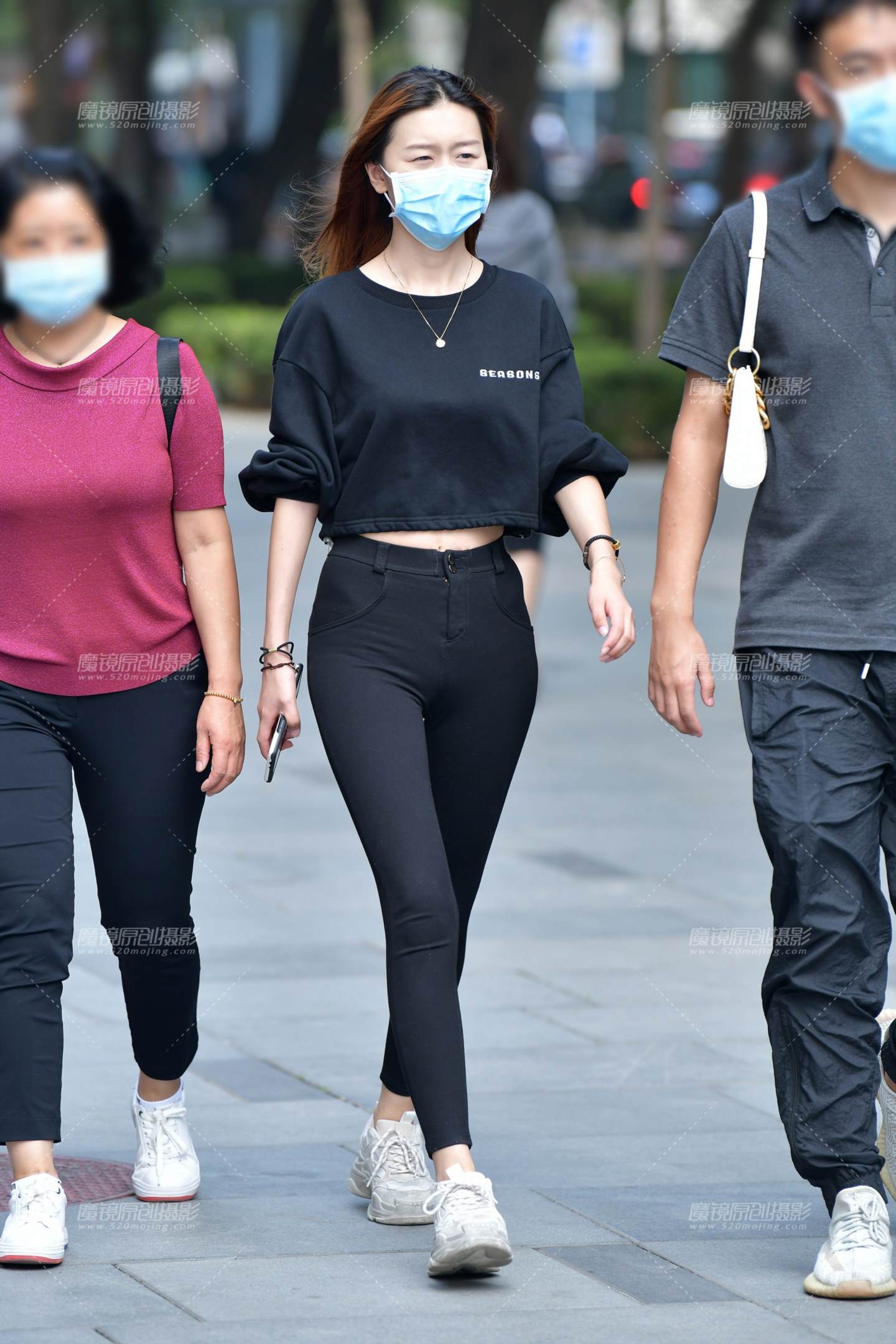 图片[3]-苗条紧身黑裤小妹-街拍流行馆