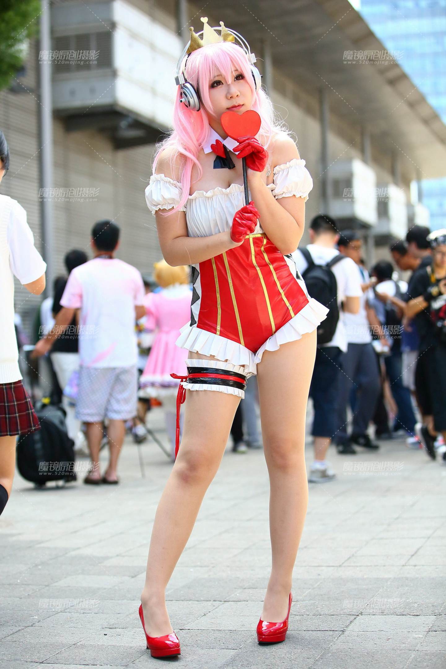 图片[1]-红衣丰满的coser-街拍流行馆