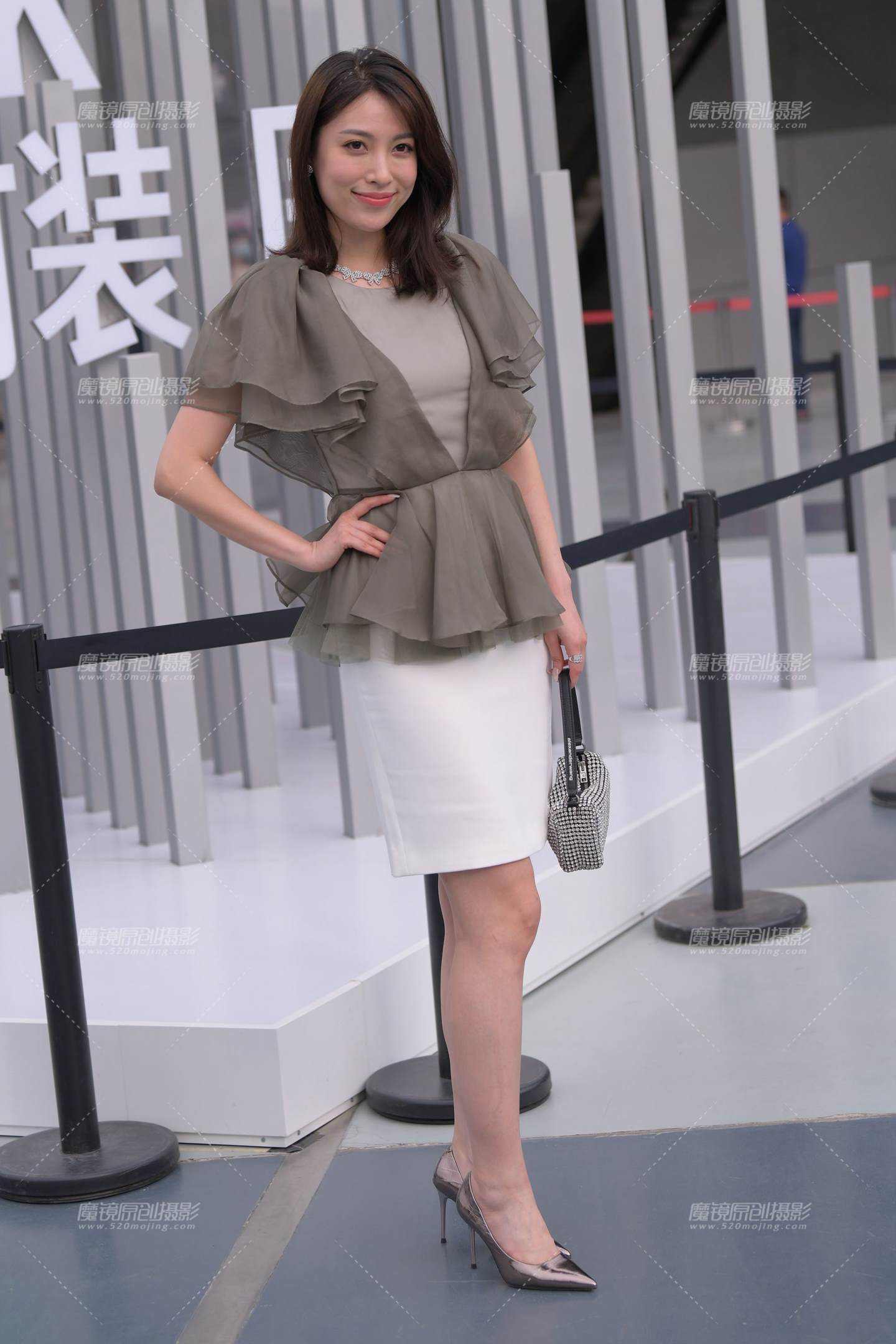 图片[4]-美腿美足的高层女主管-街拍流行馆