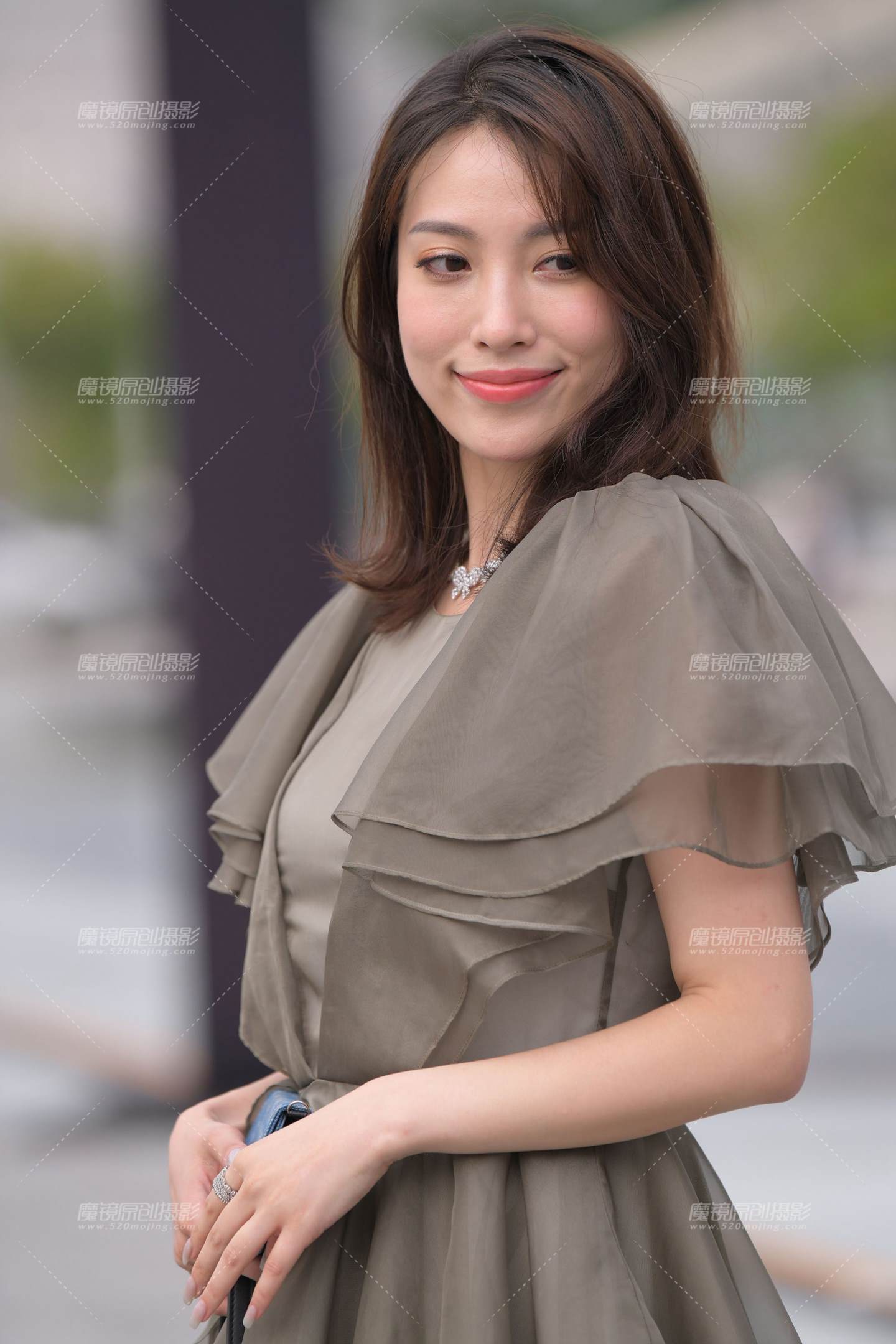 图片[1]-美腿美足的高层女主管-街拍流行馆