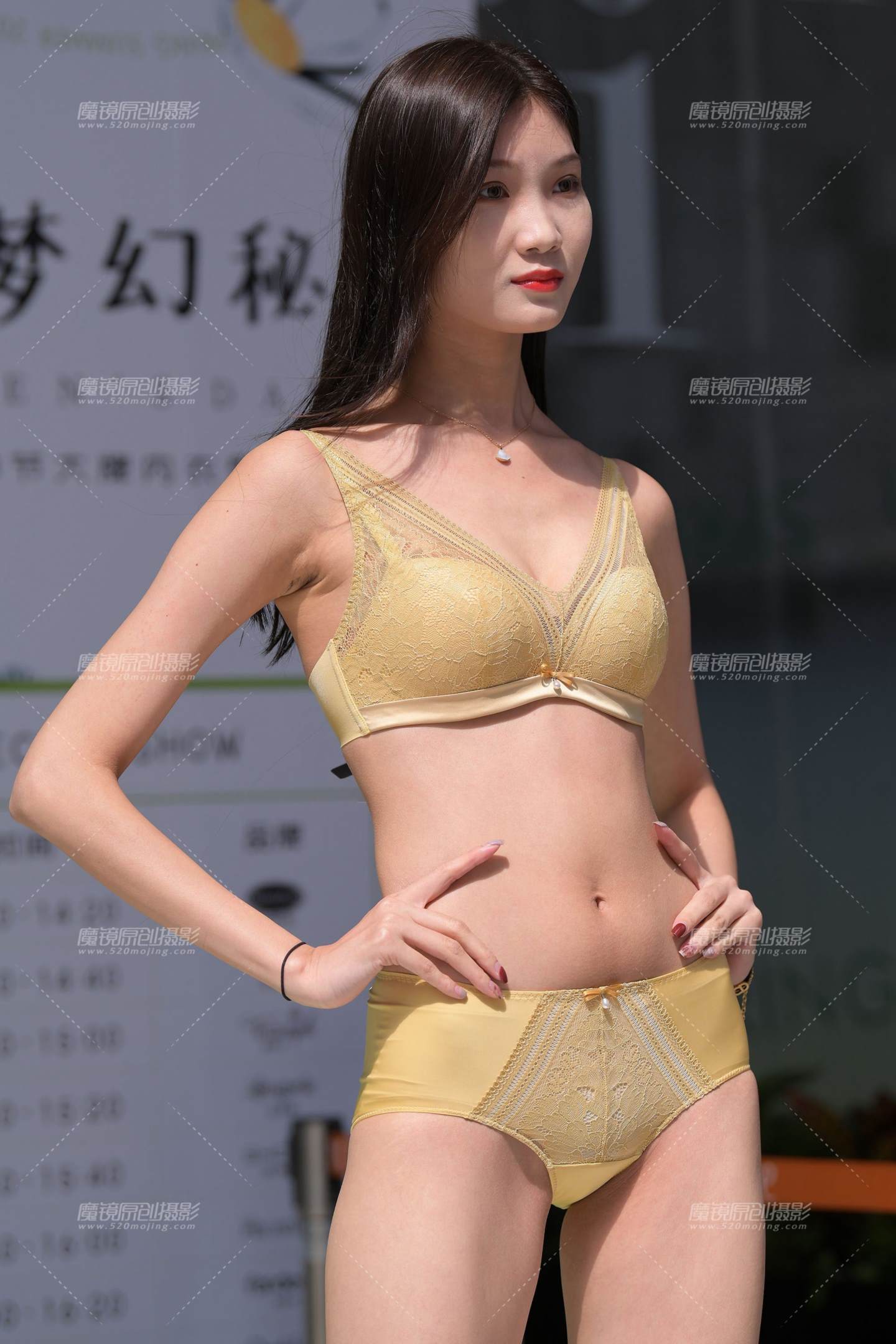 图片[1]-纤细大长腿的女模~-街拍流行馆