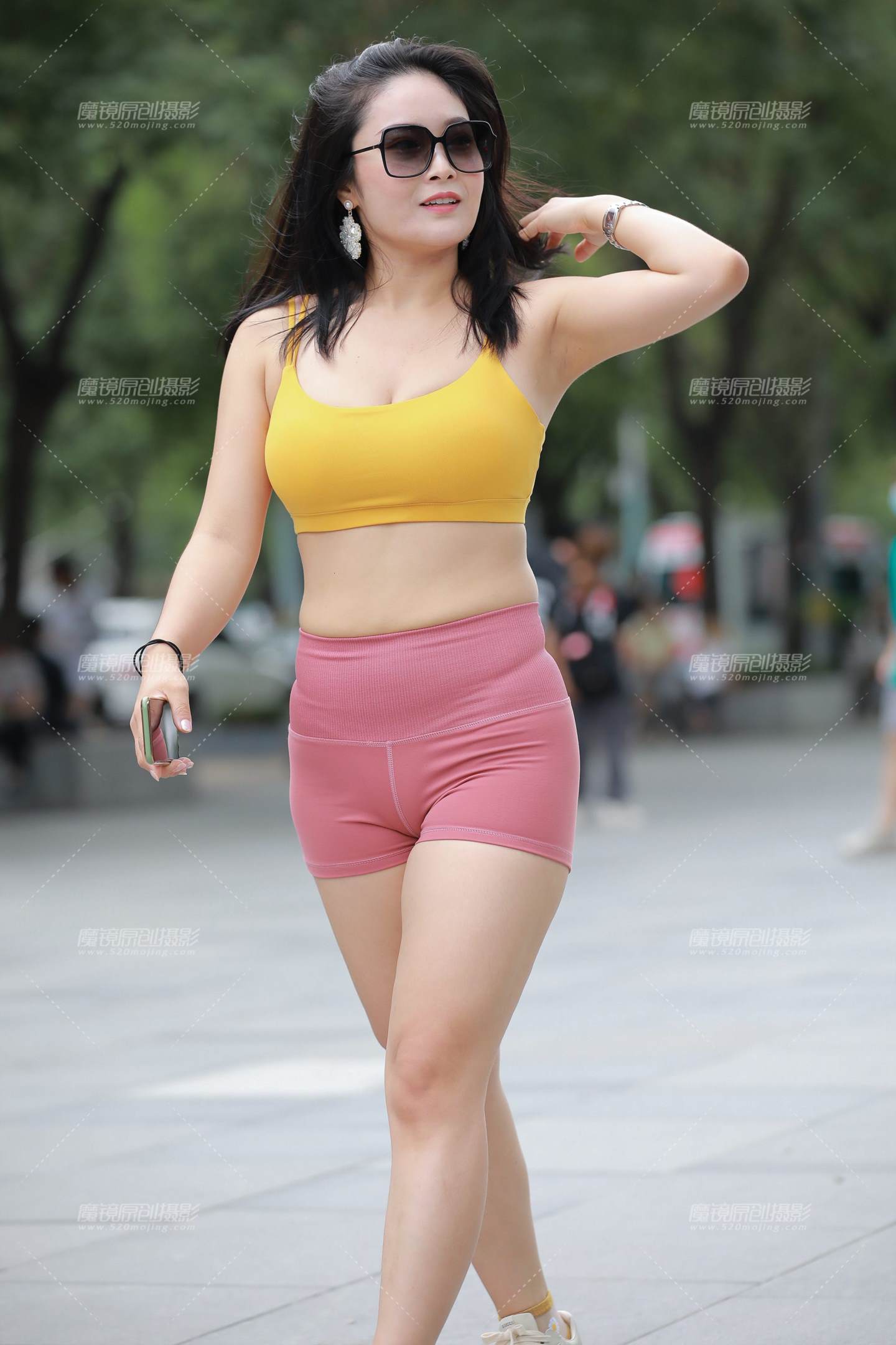 图片[1]-丰满瑜伽热裤小姐姐-街拍流行馆