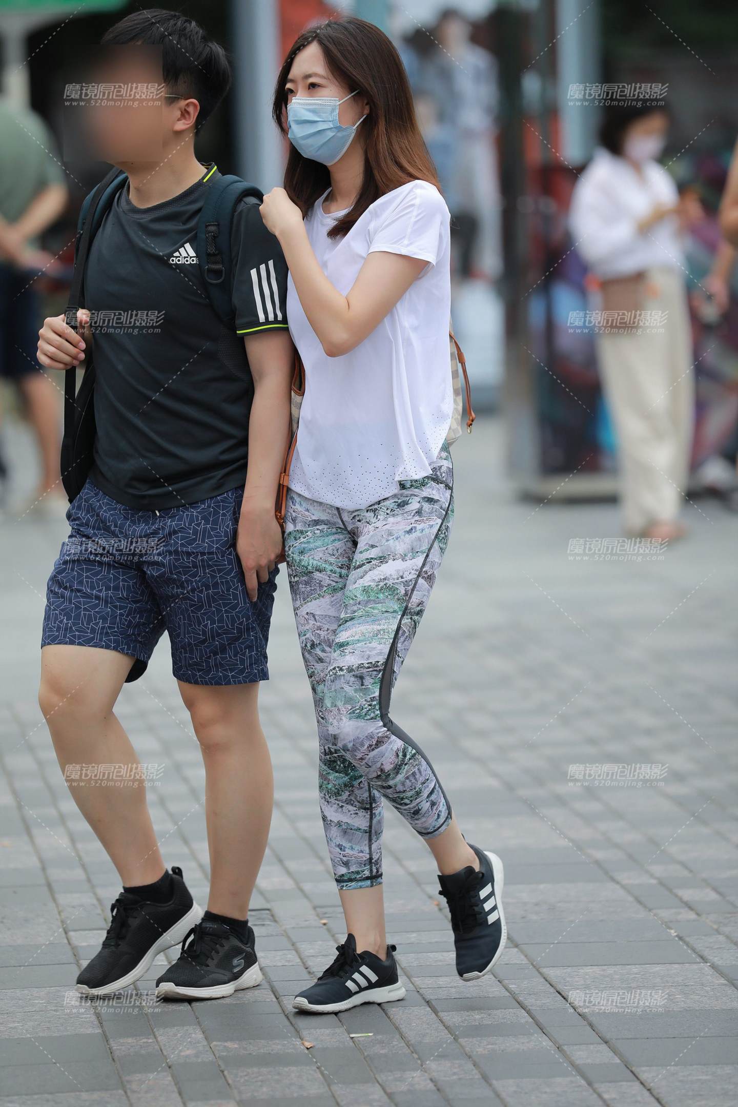 图片[3]-紧身瑜伽裤女友-街拍流行馆