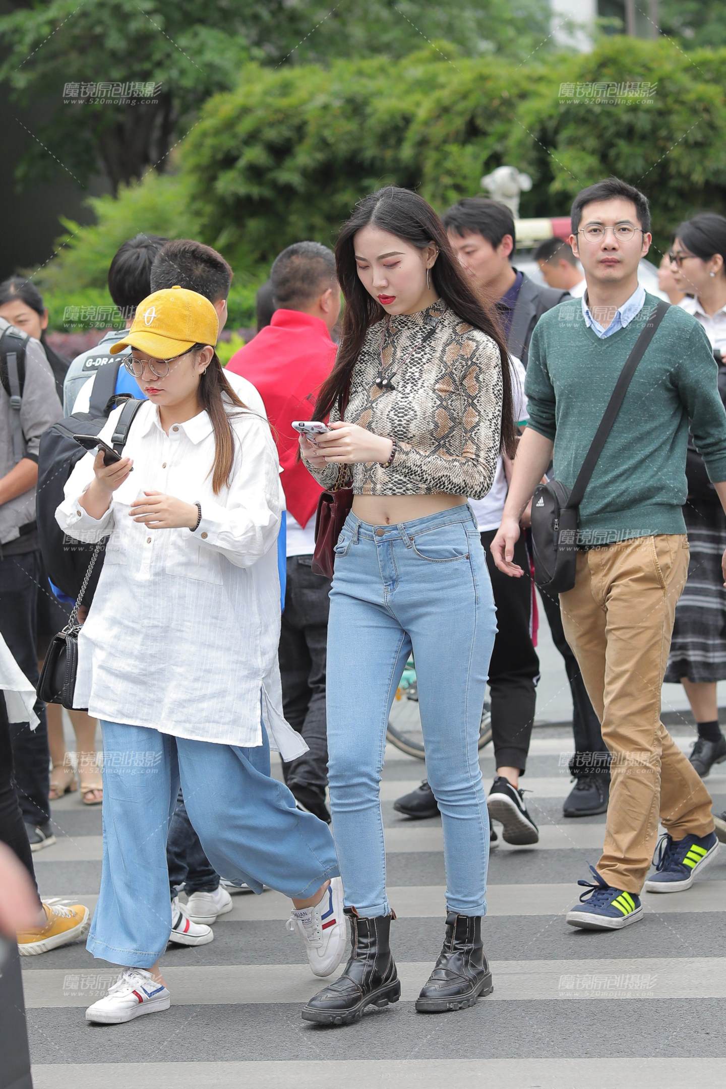 图片[1]-牛仔裤美眉-街拍流行馆