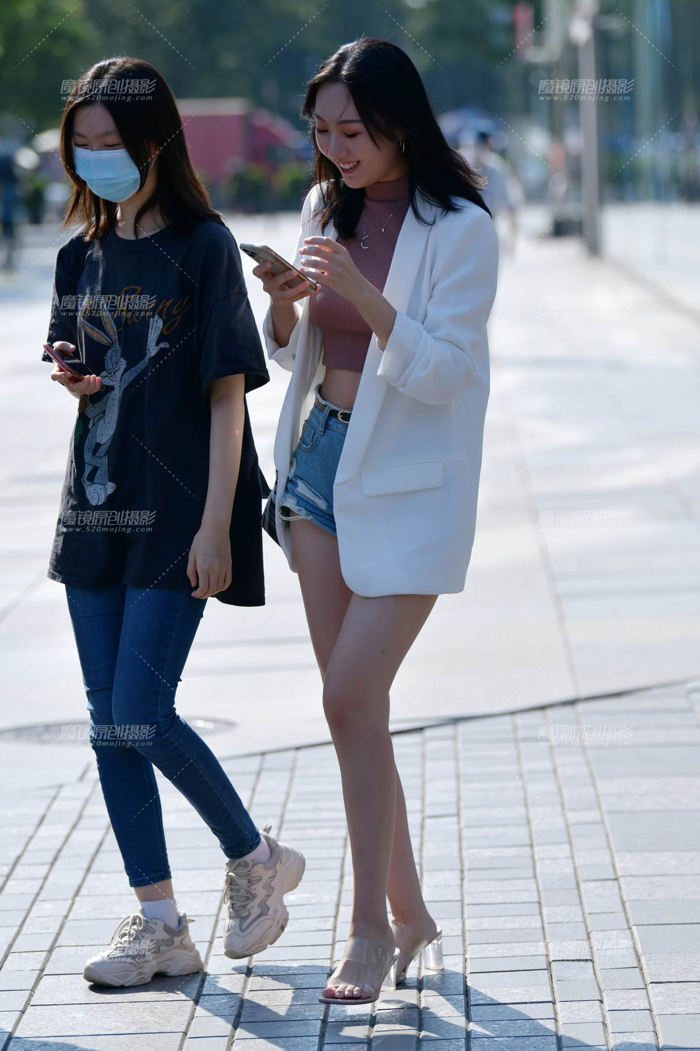 图片[1]-两个热裤美女-街拍流行馆