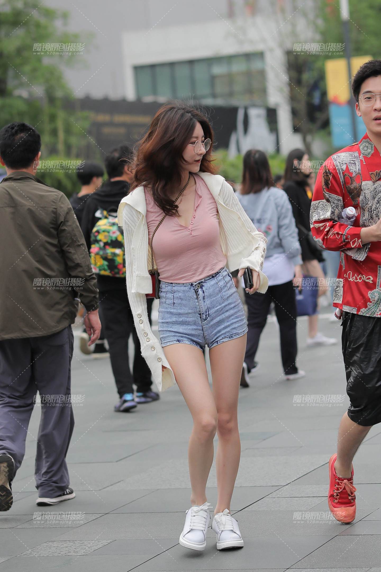 图片[1]-热裤女孩-街拍流行馆