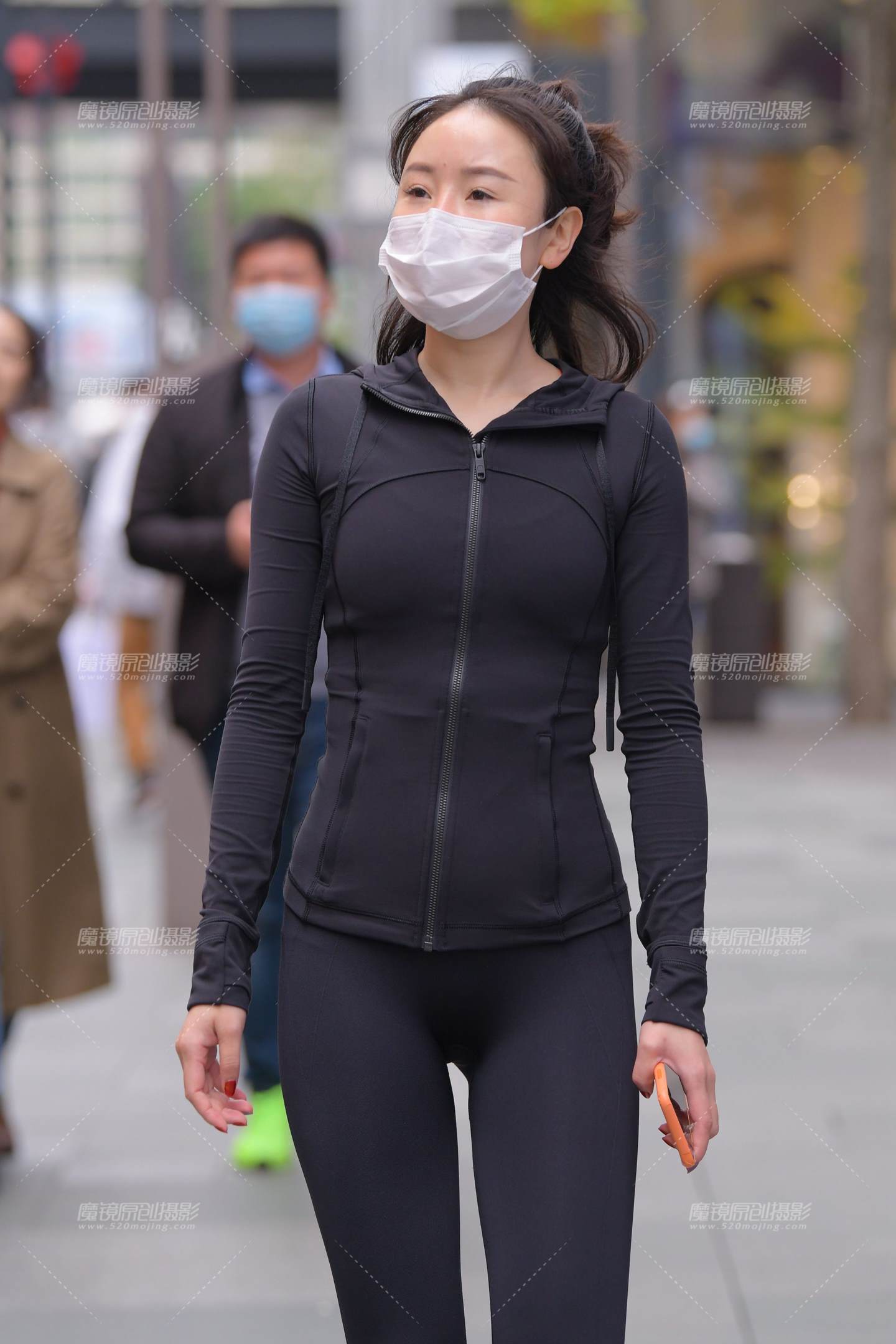 图片[1]-纯黑紧身套装女孩-街拍流行馆