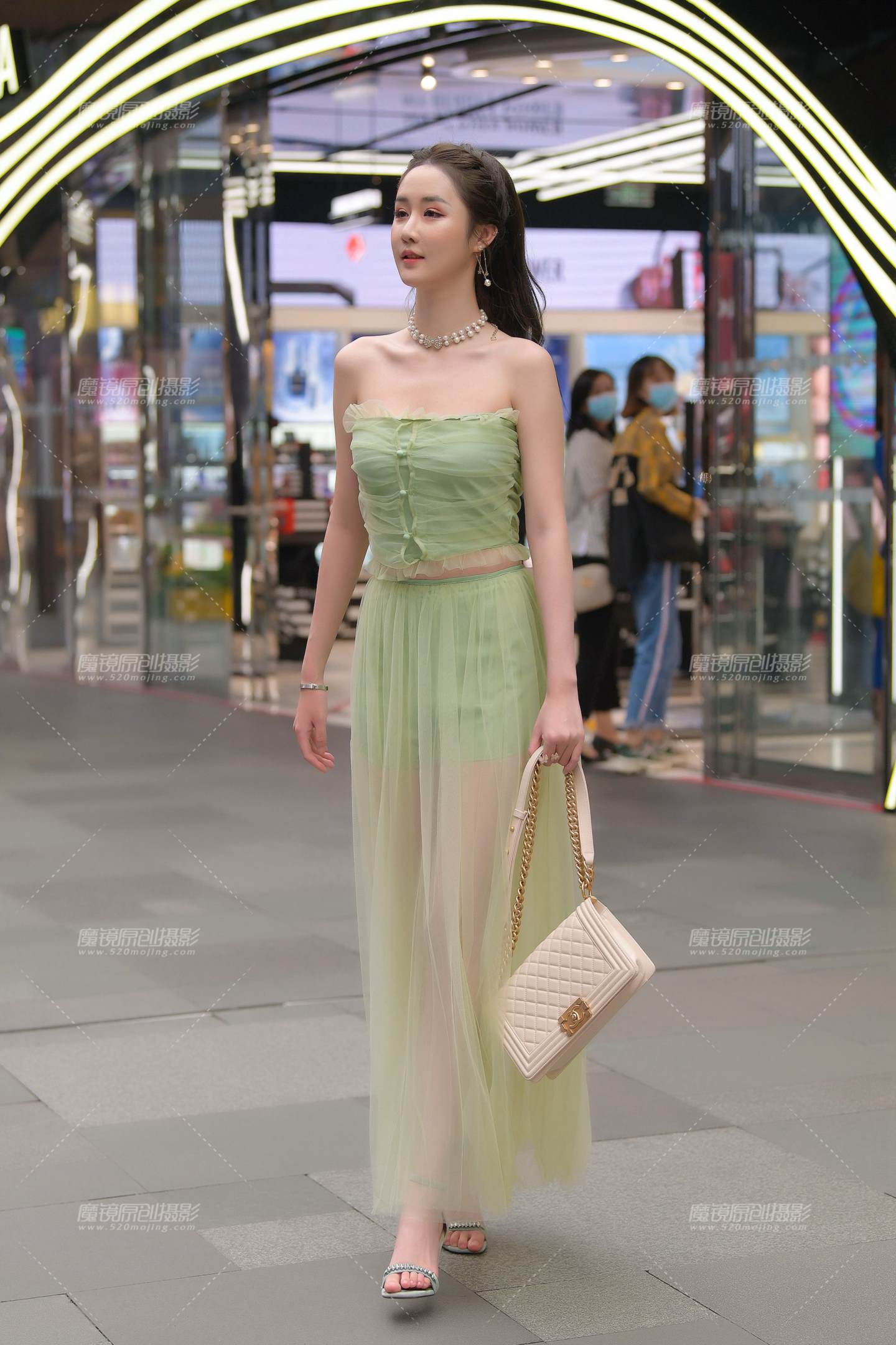 图片[2]-高挑的美人儿-街拍流行馆