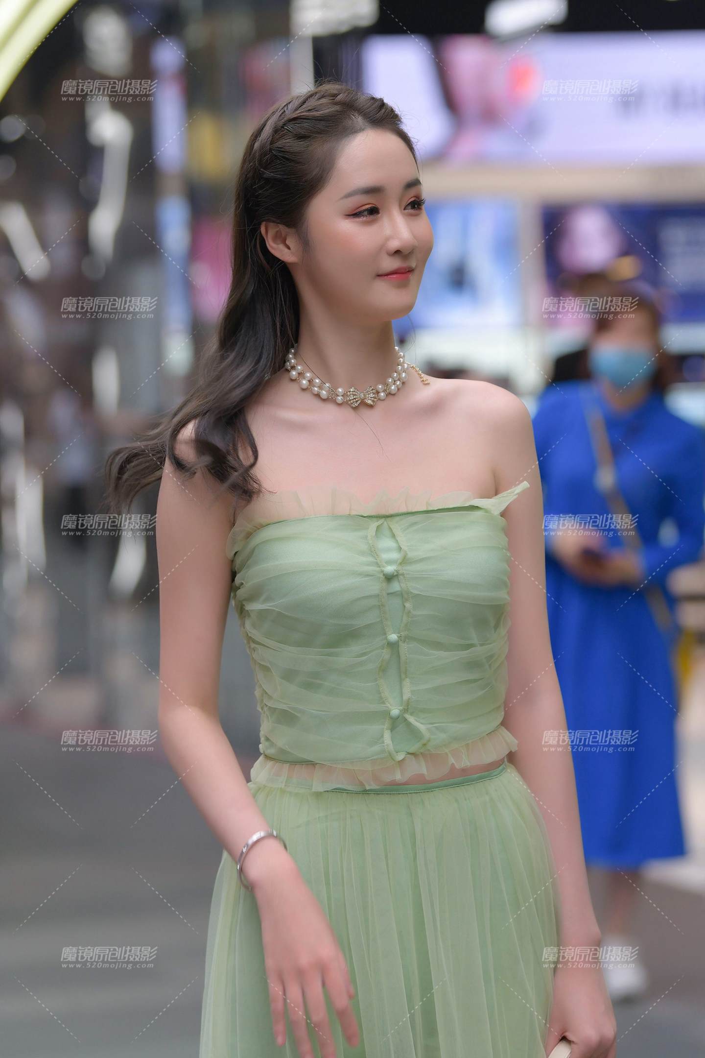 图片[1]-高挑的美人儿-街拍流行馆
