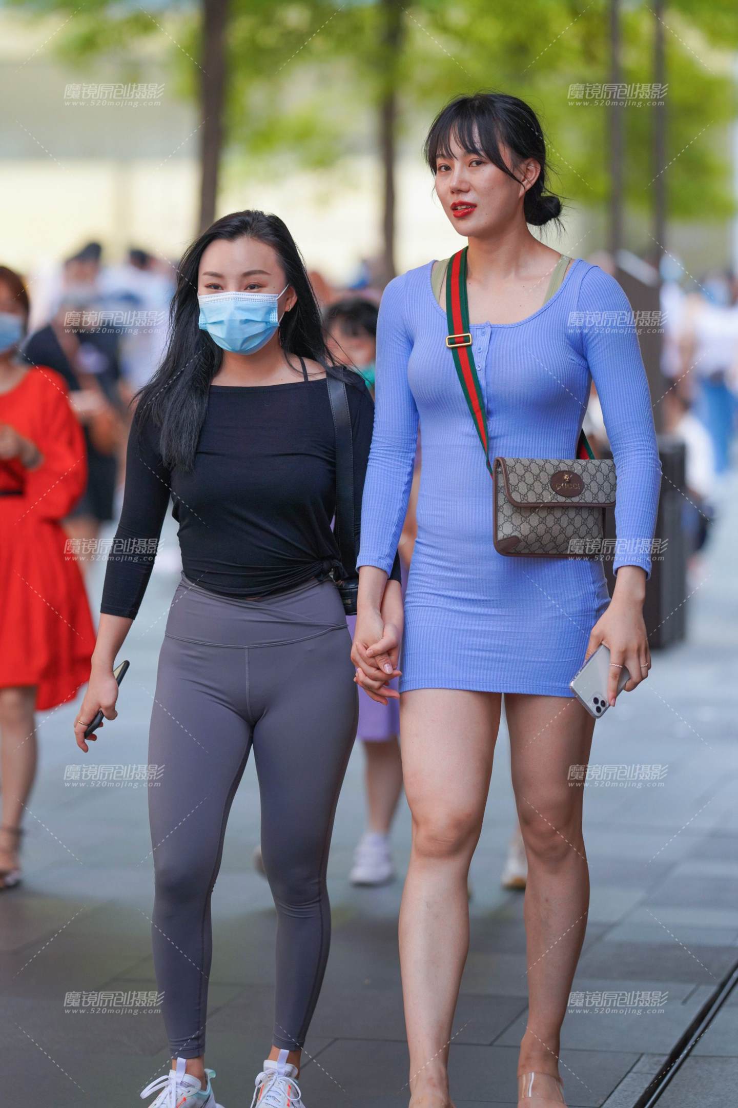 图片[1]-两个健身女孩-街拍流行馆