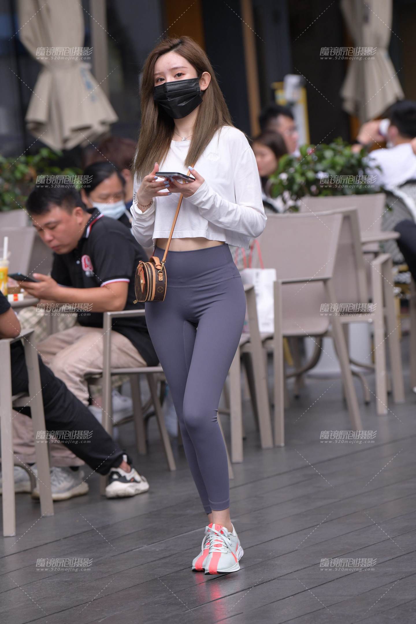 图片[1]-又一个小蛮腰翘臀美女~赞-街拍流行馆