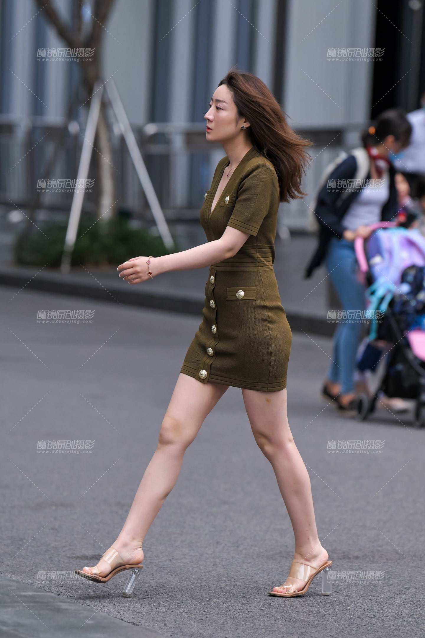图片[3]-墨绿包臀裙美腿-街拍流行馆