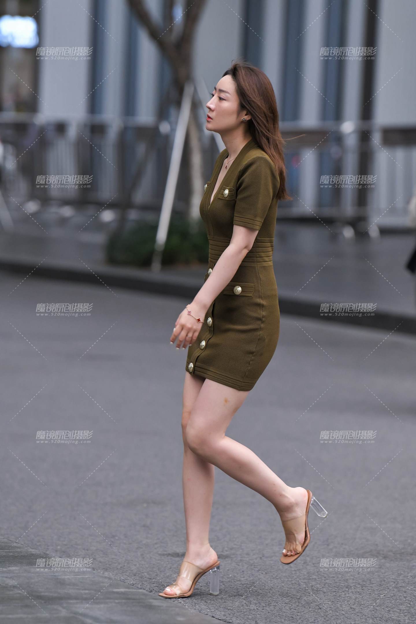 图片[4]-墨绿包臀裙美腿-街拍流行馆
