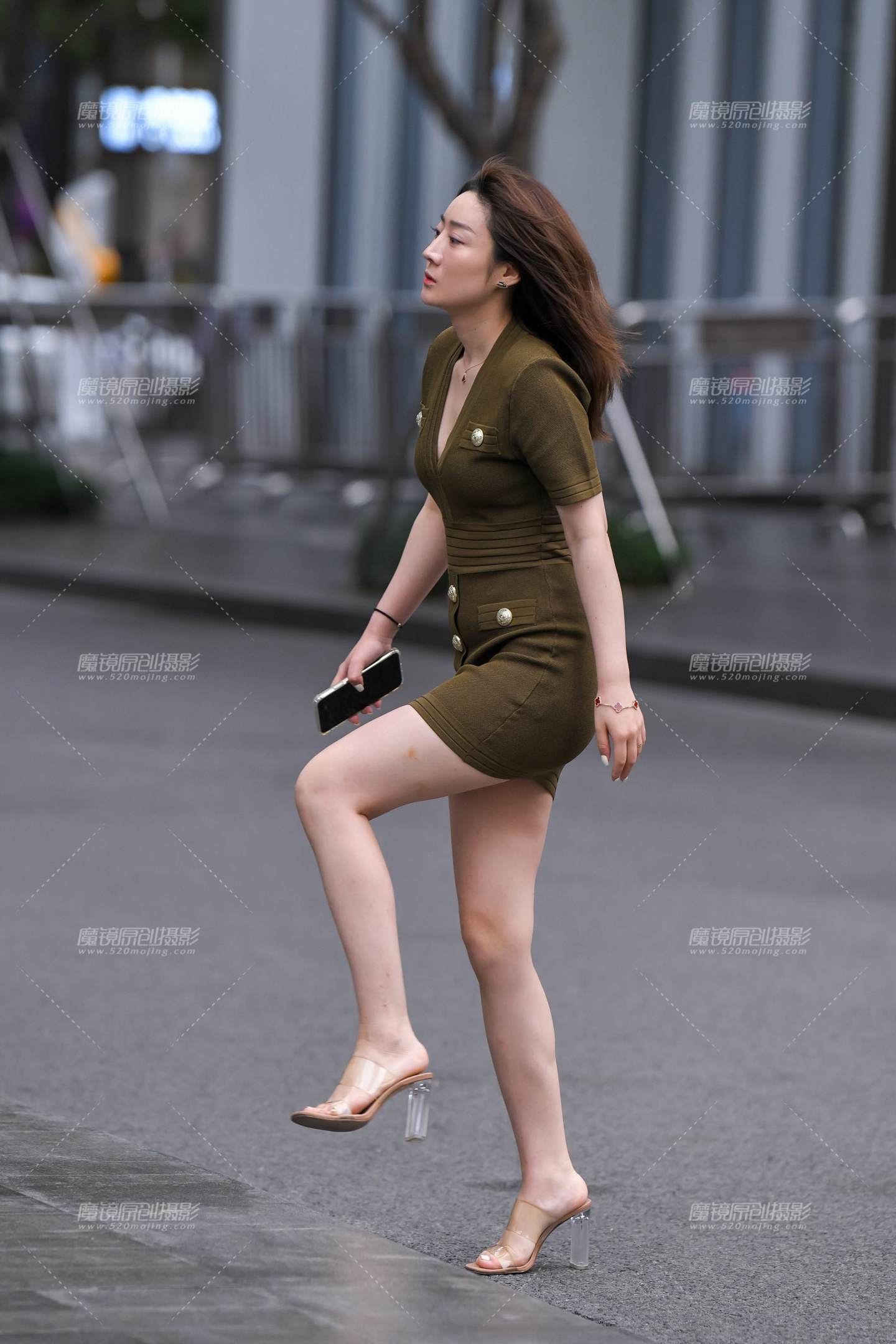 图片[5]-墨绿包臀裙美腿-街拍流行馆
