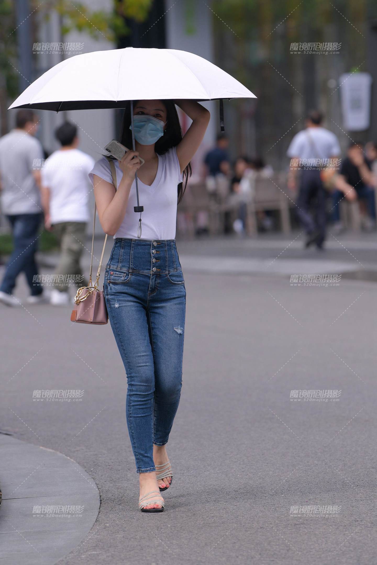 图片[1]-拿太阳伞的紧牛~-街拍流行馆