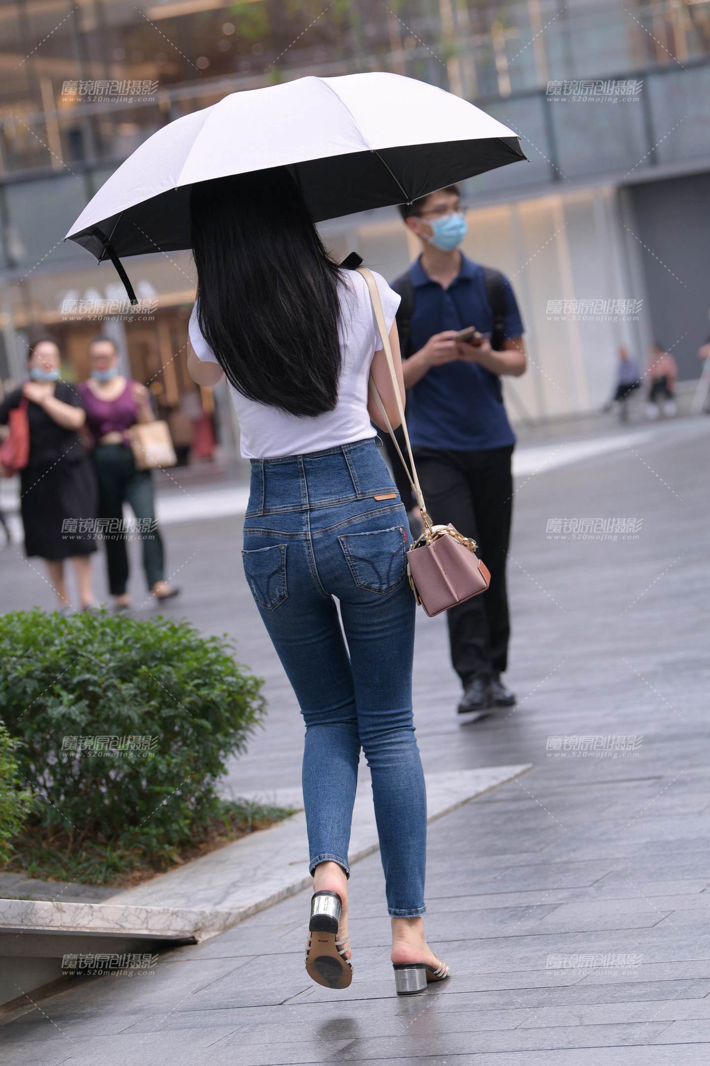 图片[2]-拿太阳伞的紧牛~-街拍流行馆