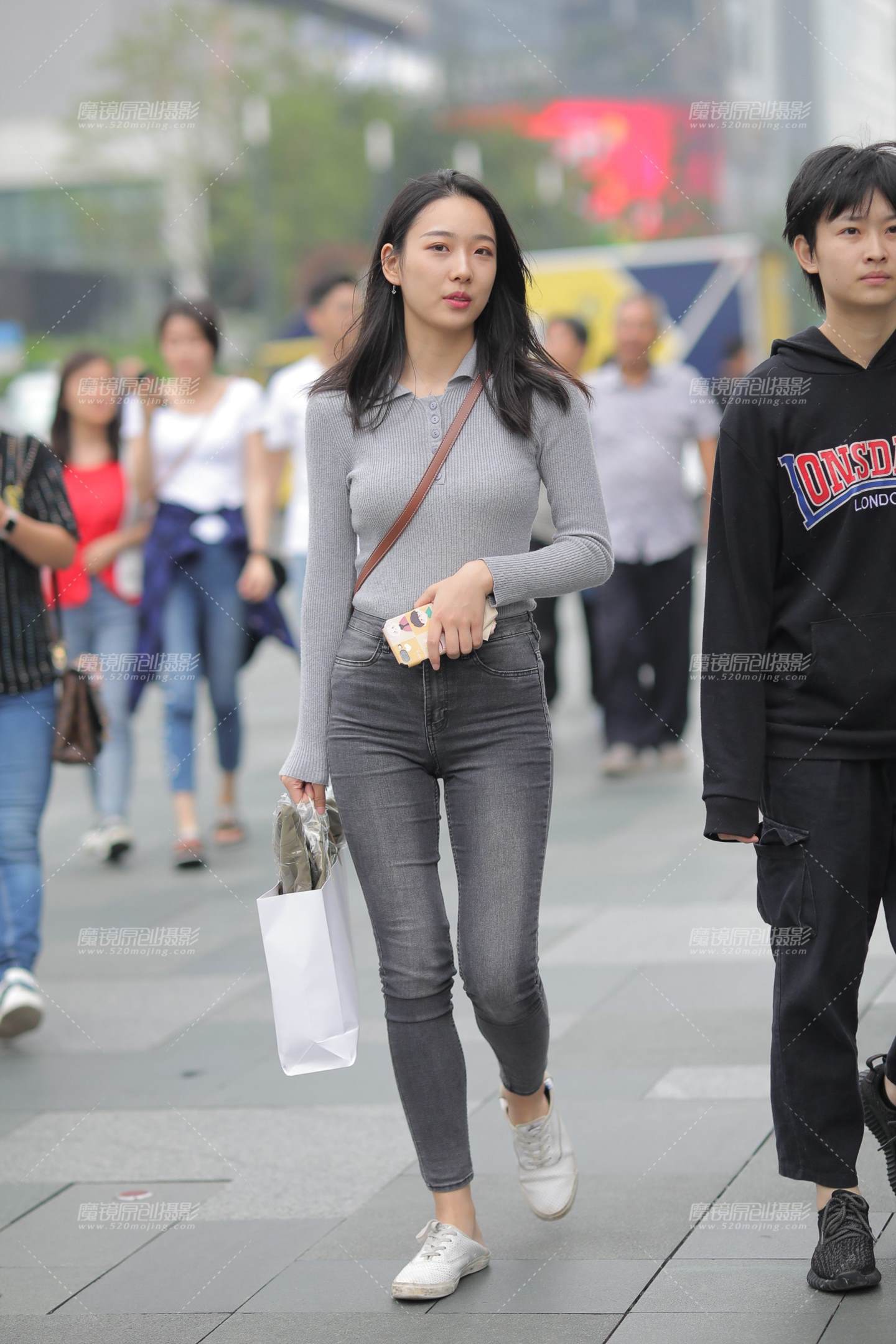 图片[1]-紧牛美眉-街拍流行馆