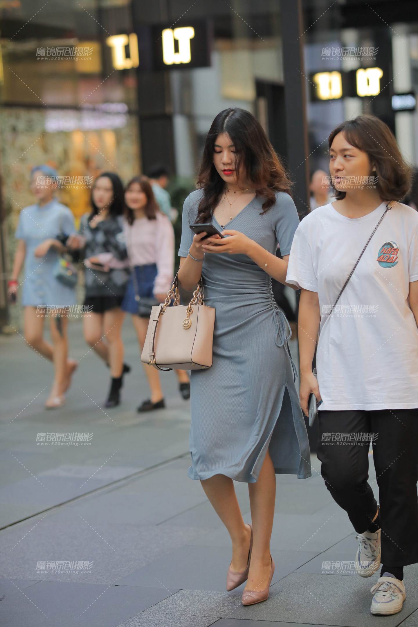 图片[1]-长裙美妇-街拍流行馆