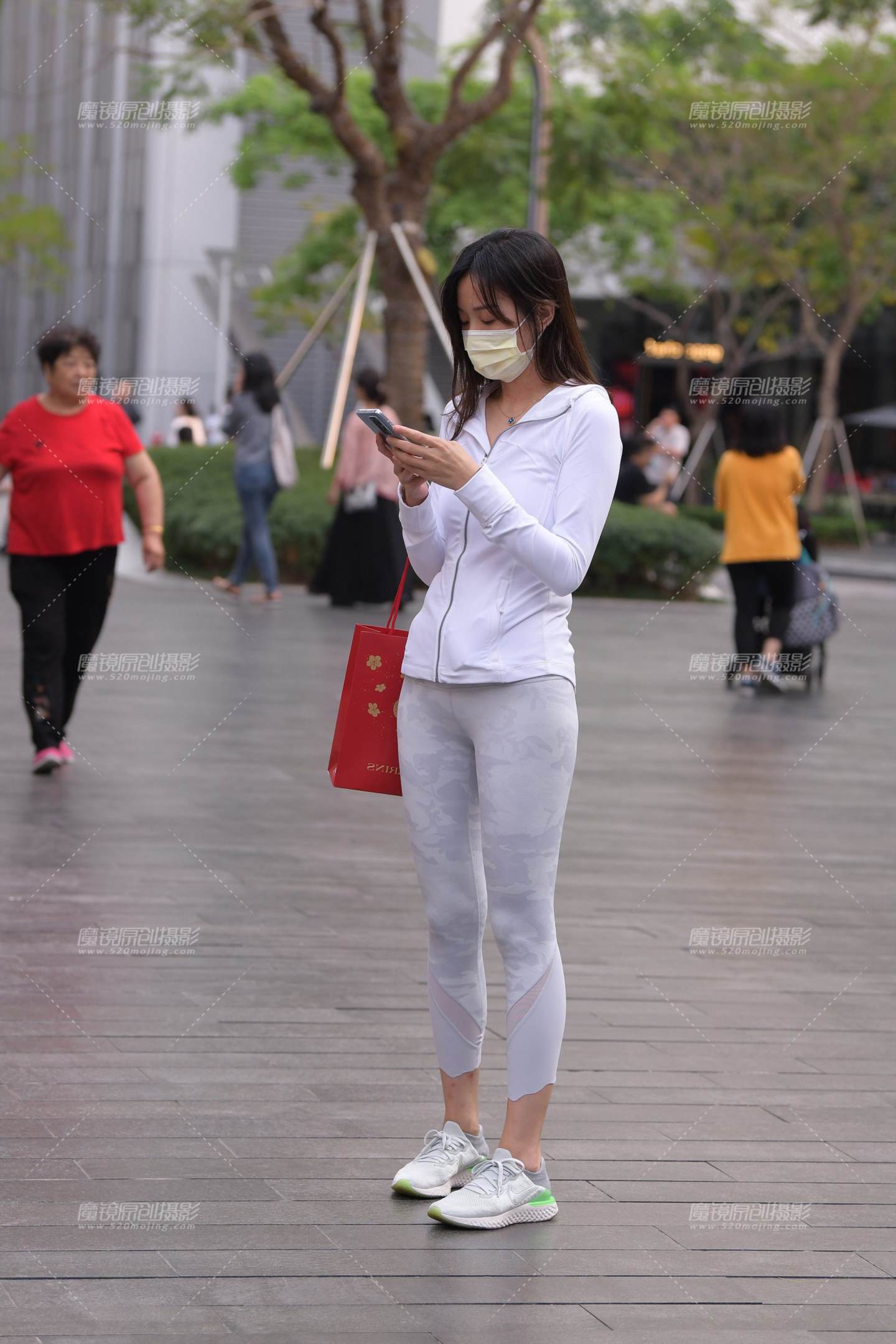 图片[3]-简约白的紧身裤-街拍流行馆